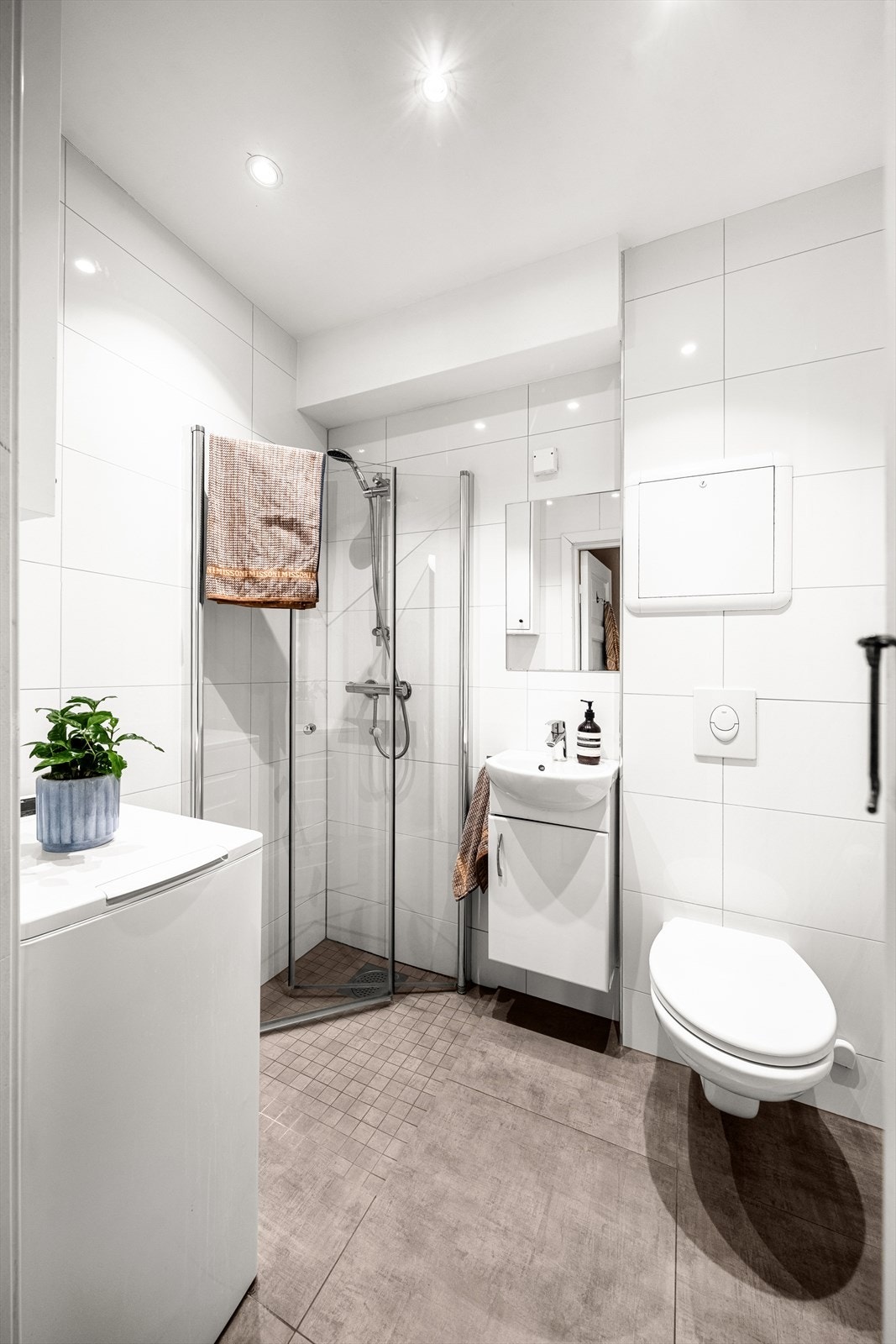 I senere tid er det montert nye downlights med dimmer i 2026, samt overskap over vaskemaskin i 2024. Galleribilde