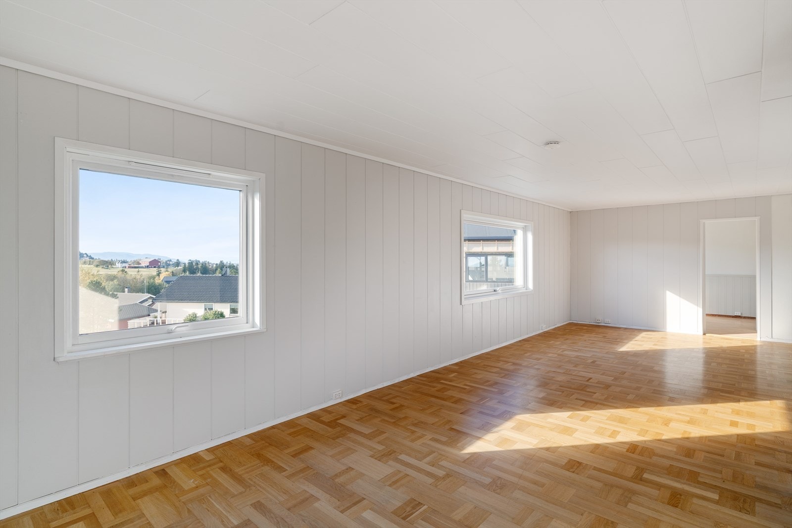 Store vinduer gir rommet godt med lysinnslipp. Galleribilde