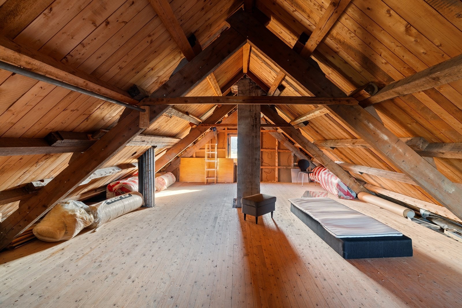 Seksjonen har et medfølgende loft til oppbevaring. Galleribilde