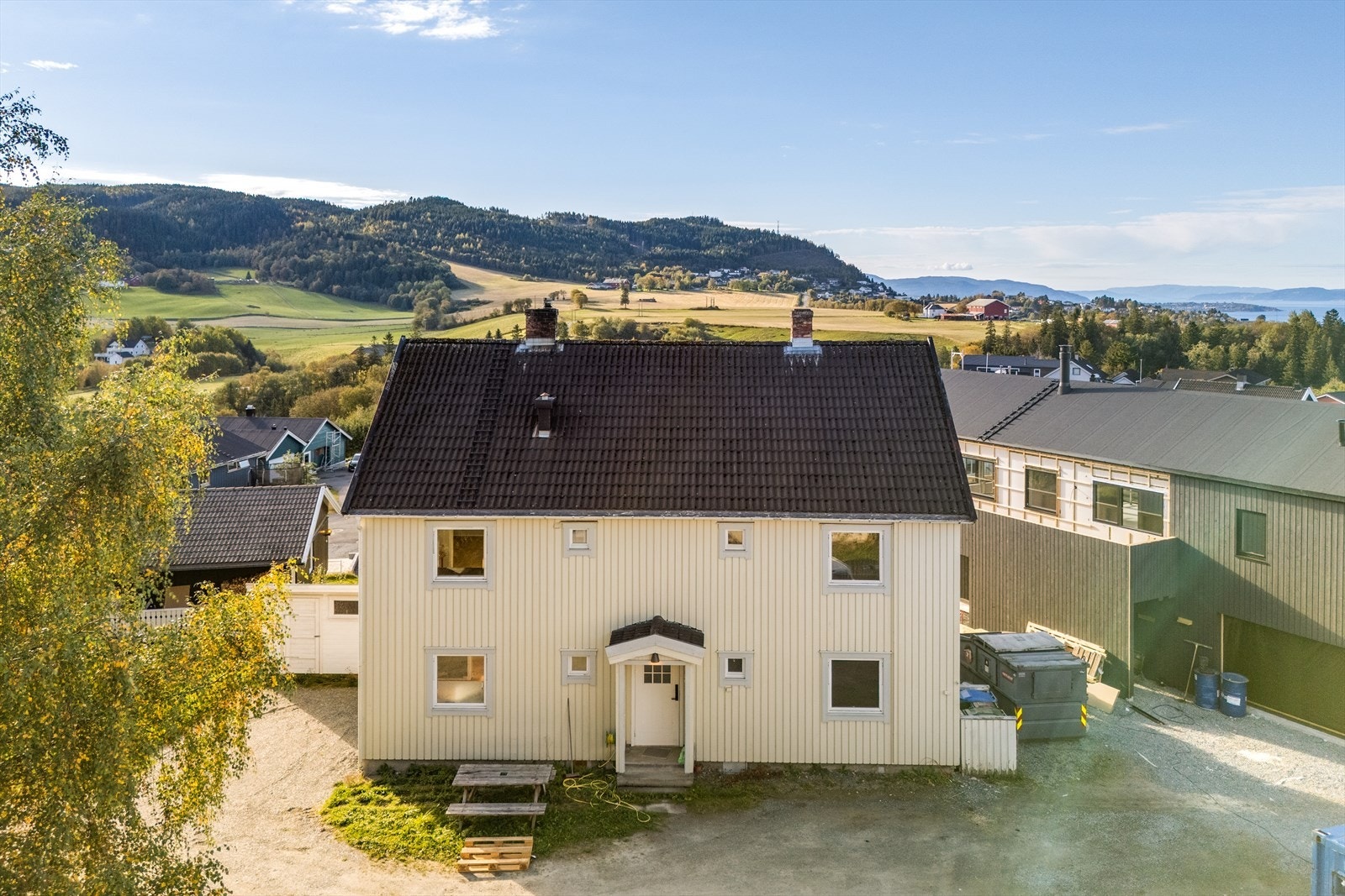 Proaktiv Eiendomsmegling ved Kristoffer Menne har den store gleden av å presentere Dalsvingen 3A og 3B! En horisontaldelt bolig med to seksjoner. Galleribilde