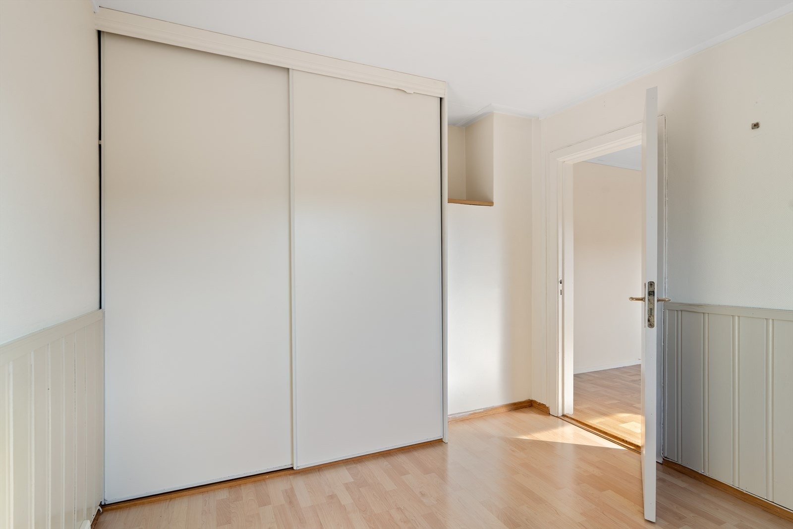 Det ene soverommet har en innebygd skyvedørsgarderobe. Galleribilde