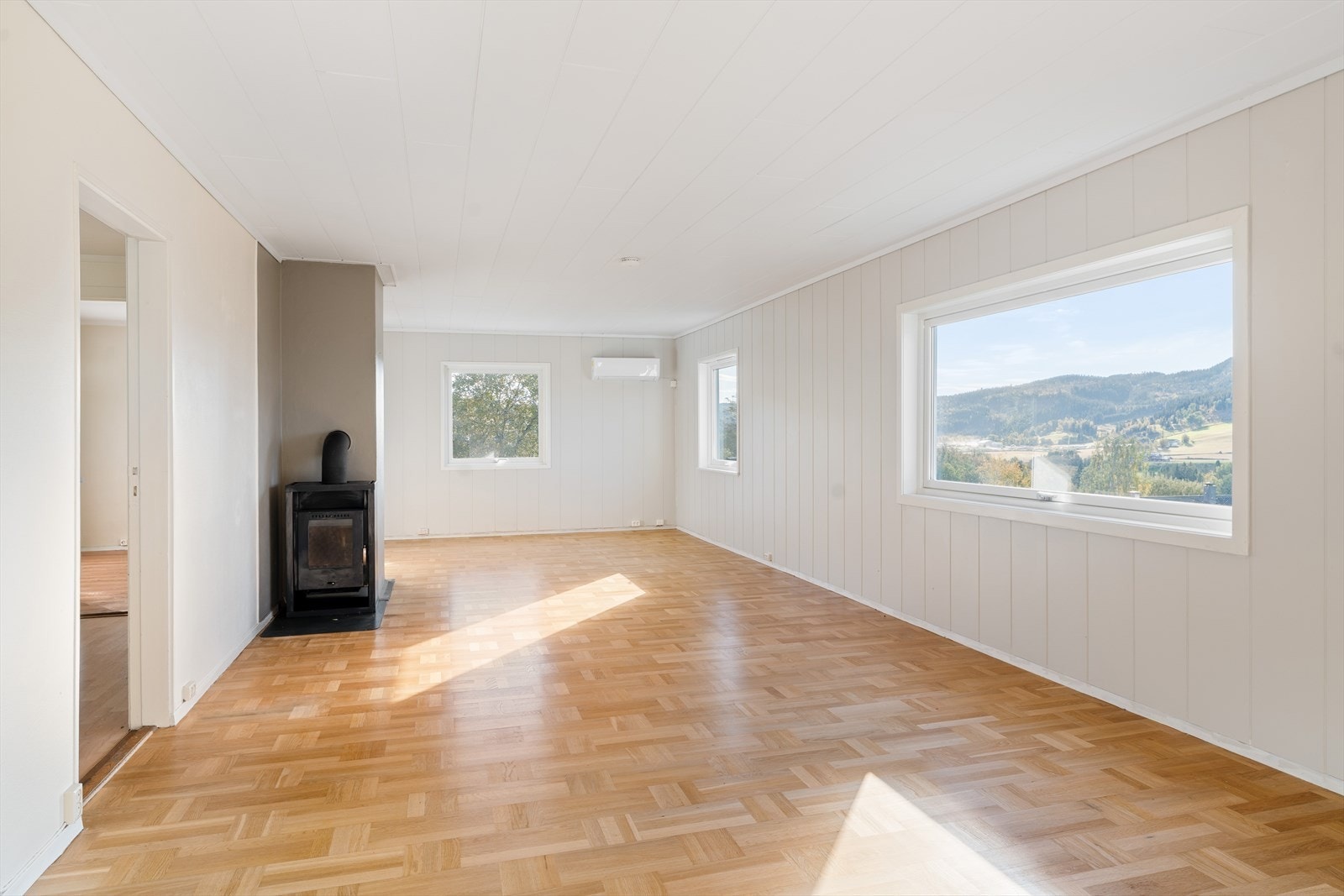 Videre inn i boligen kommer man til en stor stue målt til 33 kvm. Galleribilde