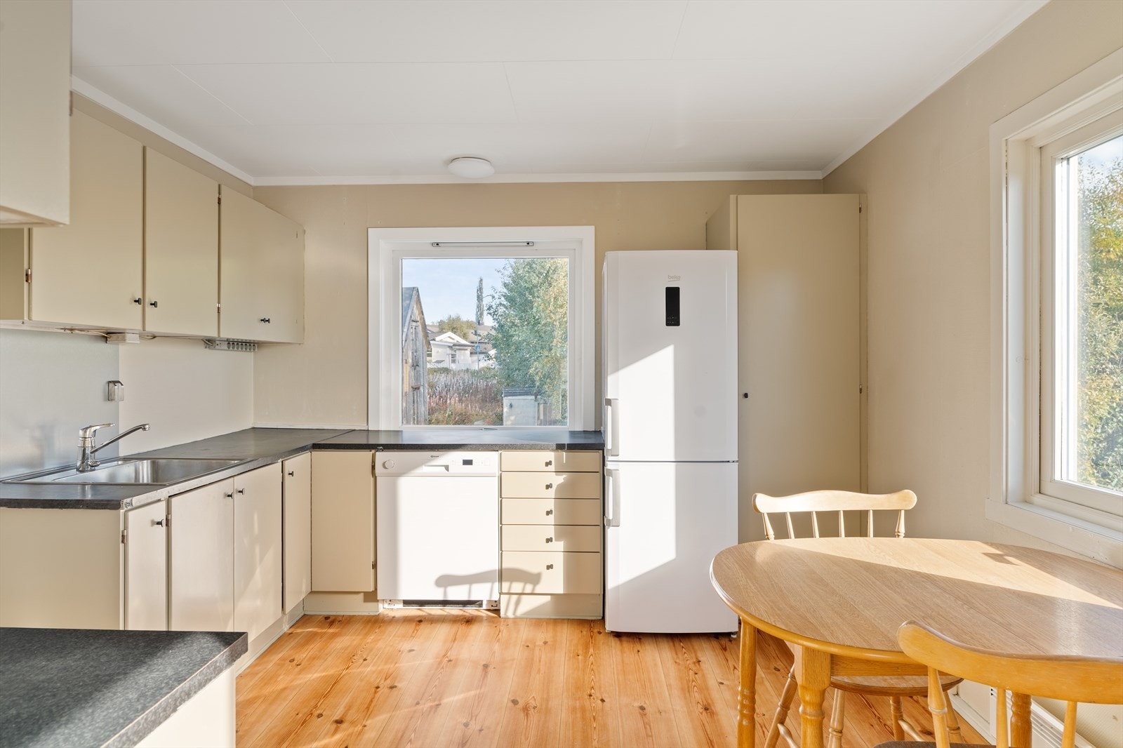 Kjøkkenet er innredet med komfyr, servant, oppvaskmaskin og et kombinert kjøleksap/frys. Galleribilde