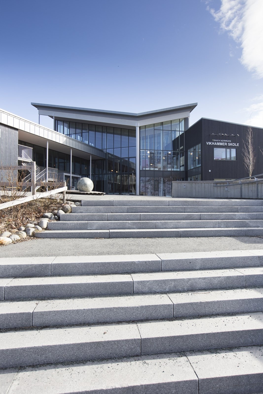 Skoleelever går 1-4 trinn på Vikhammeråsen grendaskole, 5 - 7. trinn nede på Vikhammer barneskole og 8 - 10. trinn er på Vikhammer ungdomsskole. Galleribilde