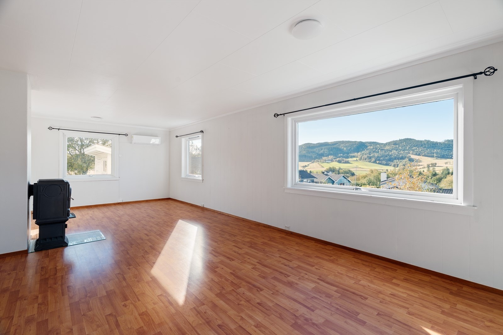 Store vinduer gir rommet godt med lysinnslipp. Galleribilde