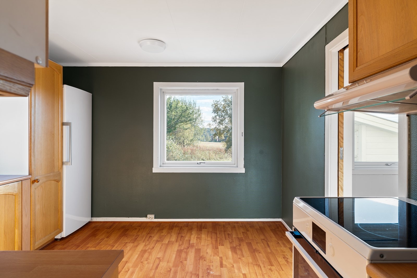 Kjøkkenet har også plass til et lite spisebord, perfekt til å spise frokosten. Galleribilde