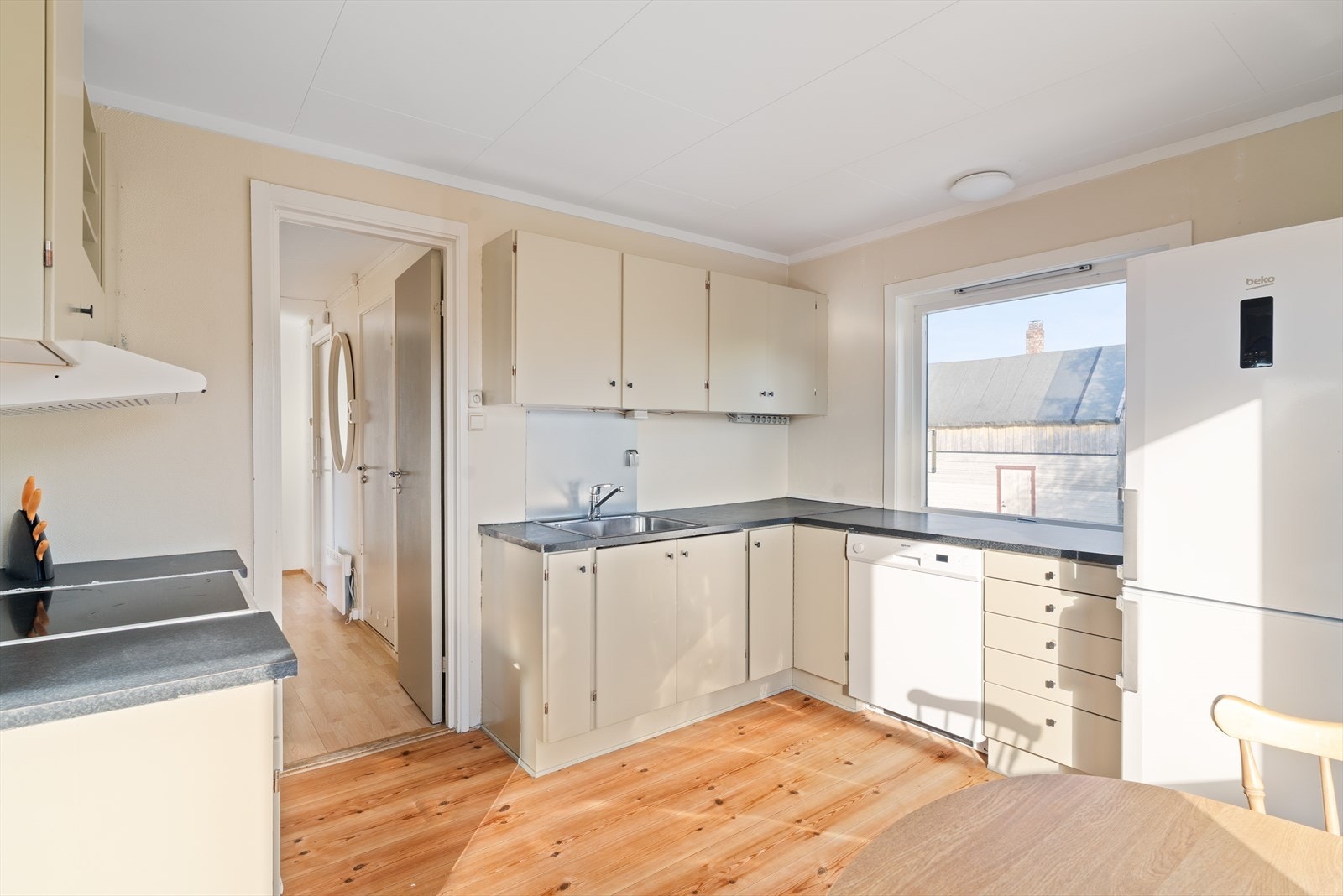 Kjøkkenet er målt til 11 kvm og oppleves som stort og luftig. Galleribilde