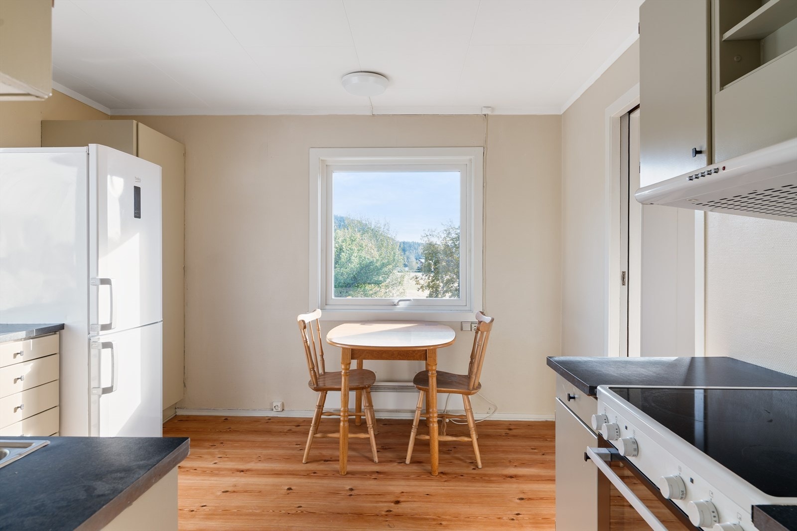 Kjøkkenet har også plass til et lite spisebord, perfekt til å spise frokosten. Galleribilde