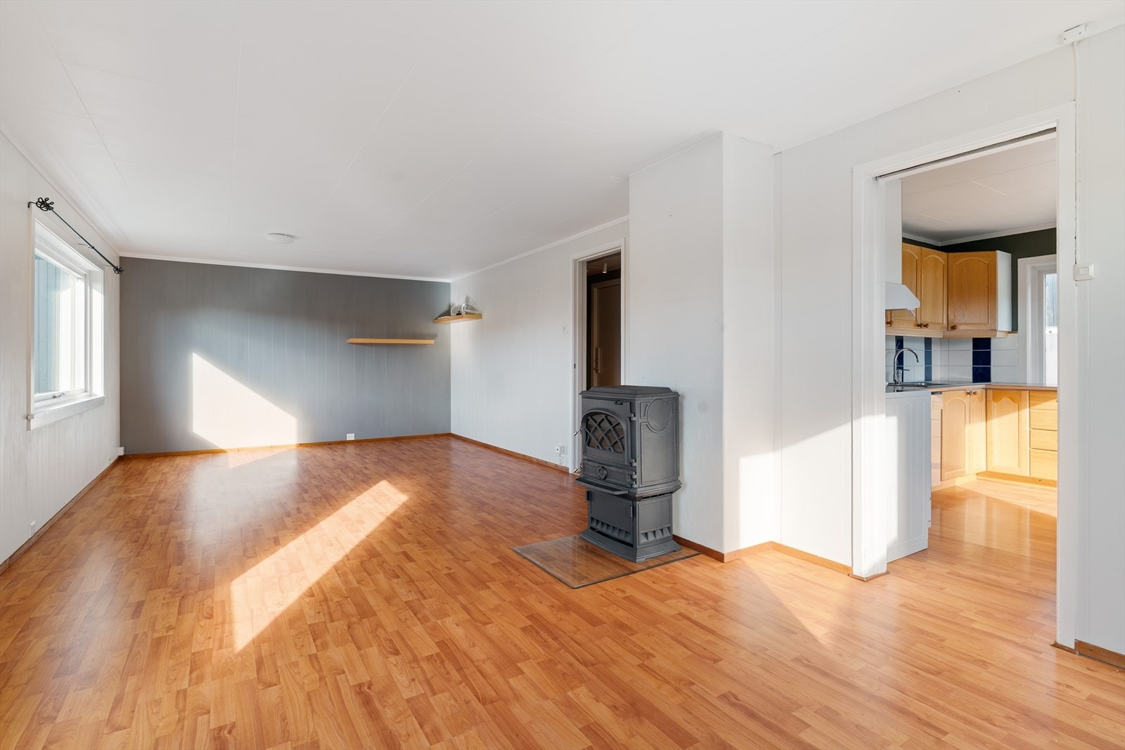 Stuen er romslig og er målt til 30 kvm. Galleribilde