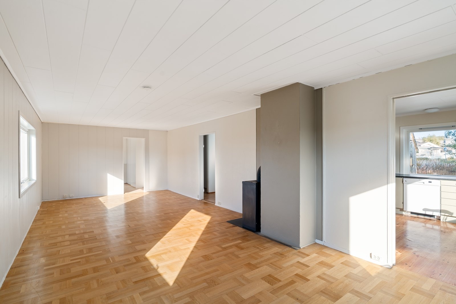 Rommet har lyse plater på vegg og tak som gjør det enkelt å innrede med egne møbler og tekstiler. Galleribilde