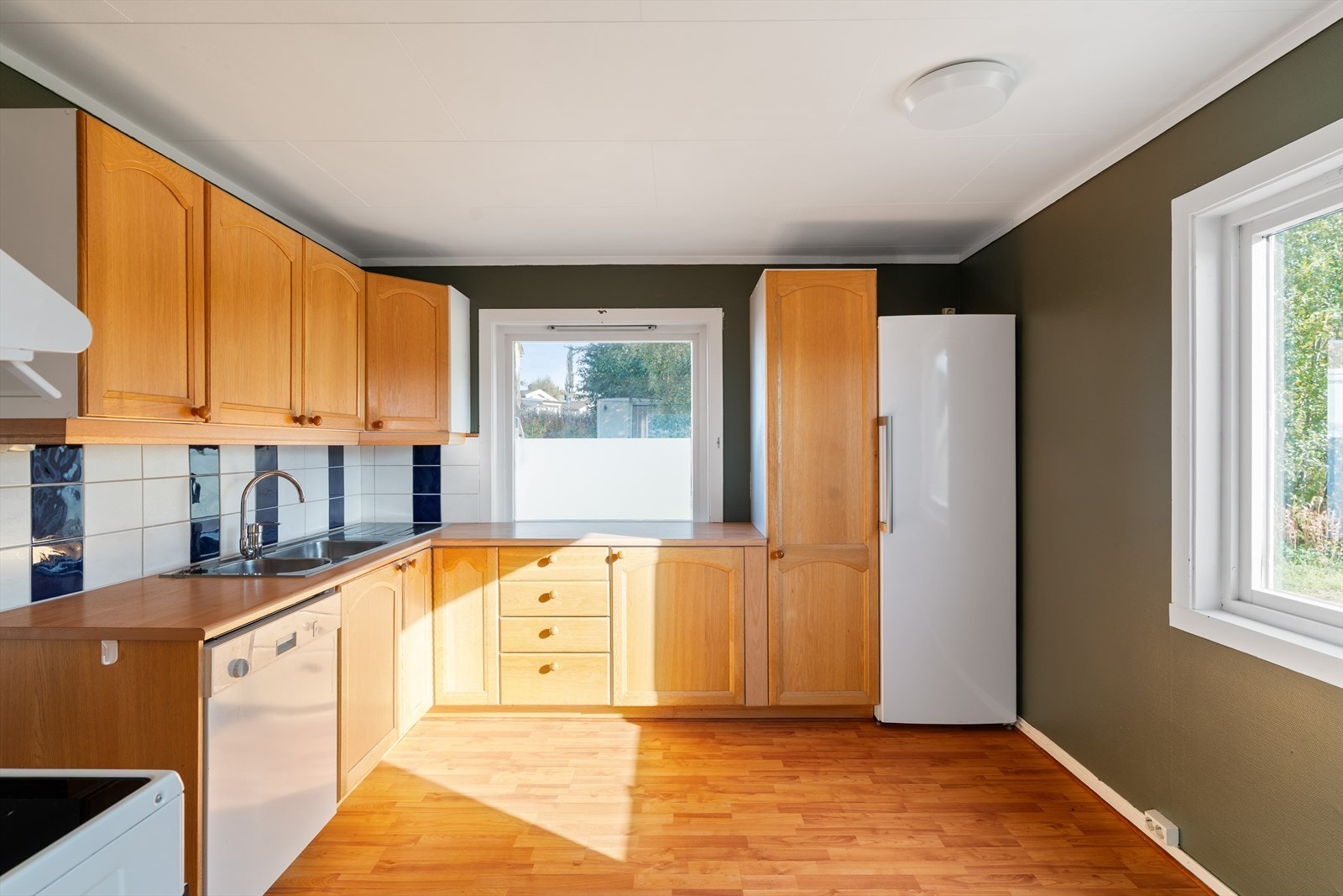 Kjøkkenet er målt til 11 kvm og oppleves som lyst med store vinduer. Galleribilde