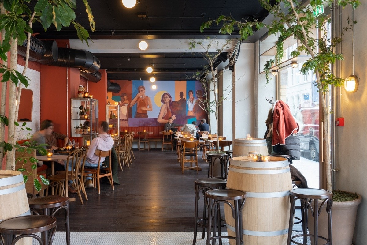 Hyggelige serveringssteder på gateplan Galleribilde
