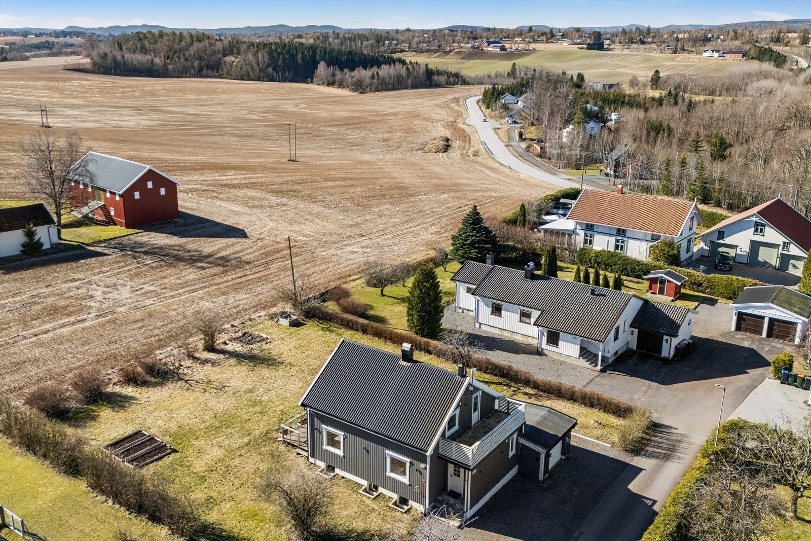 Eiendommen har en åpen og landlig beliggenhet i Sørby, godt skjermet fra trafikk og støy. Galleribilde