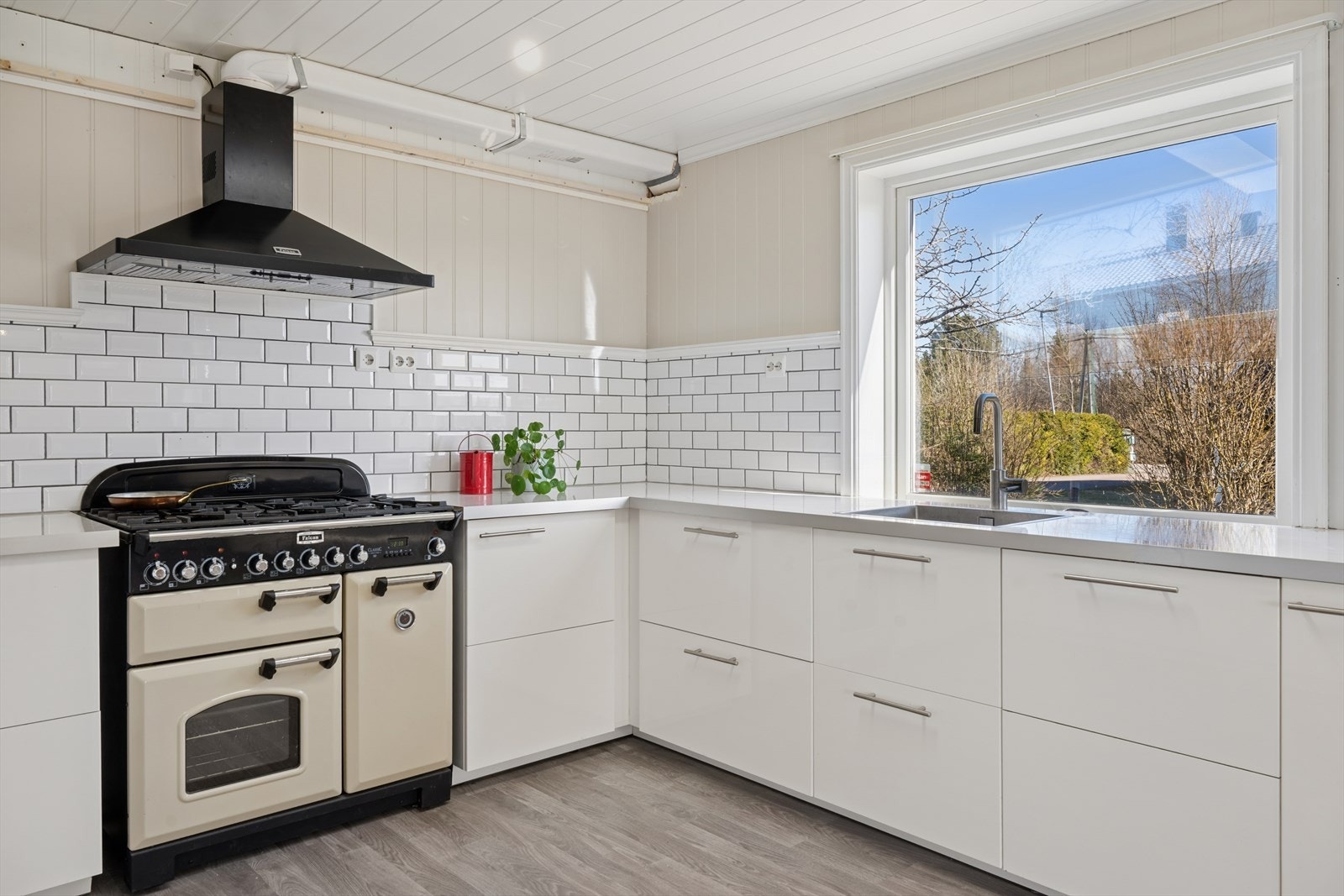 Innredningen har integrert stekeovn, mikroovn og oppvaskmaskin. Det er også tilrettelagt for gasskomfyr. Galleribilde