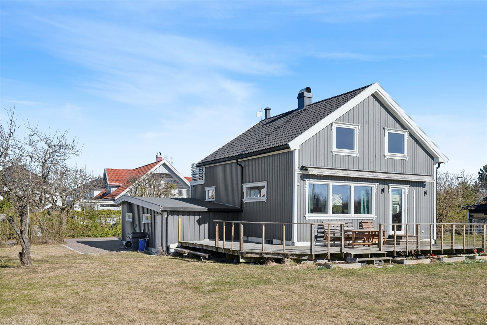 Enebolig med vesentlige oppgraderinger, inkludert nytt tak og ny kledning fra 2015. Galleribilde