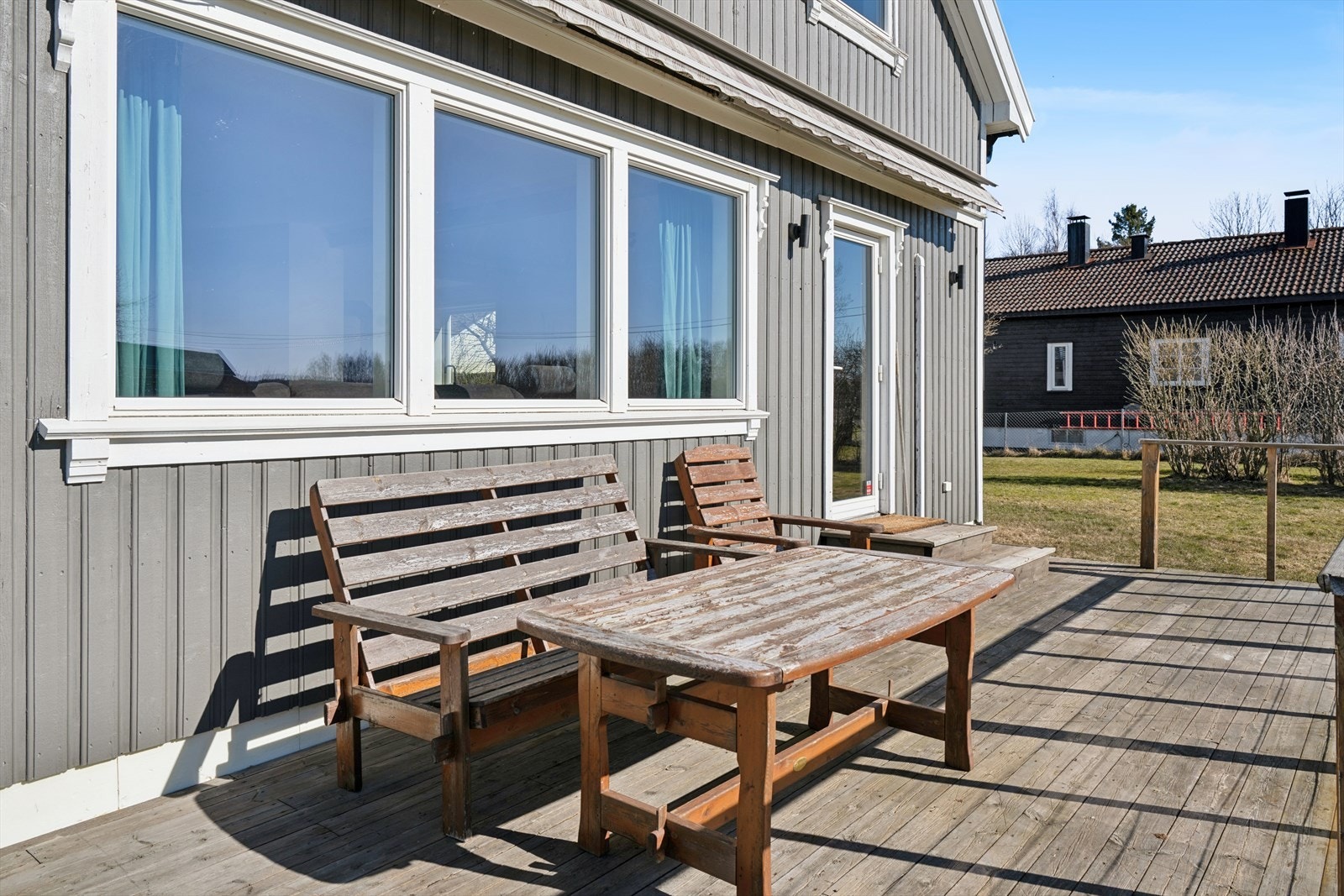 Terrassen har god plass for utemøbler og sosiale soner. Galleribilde