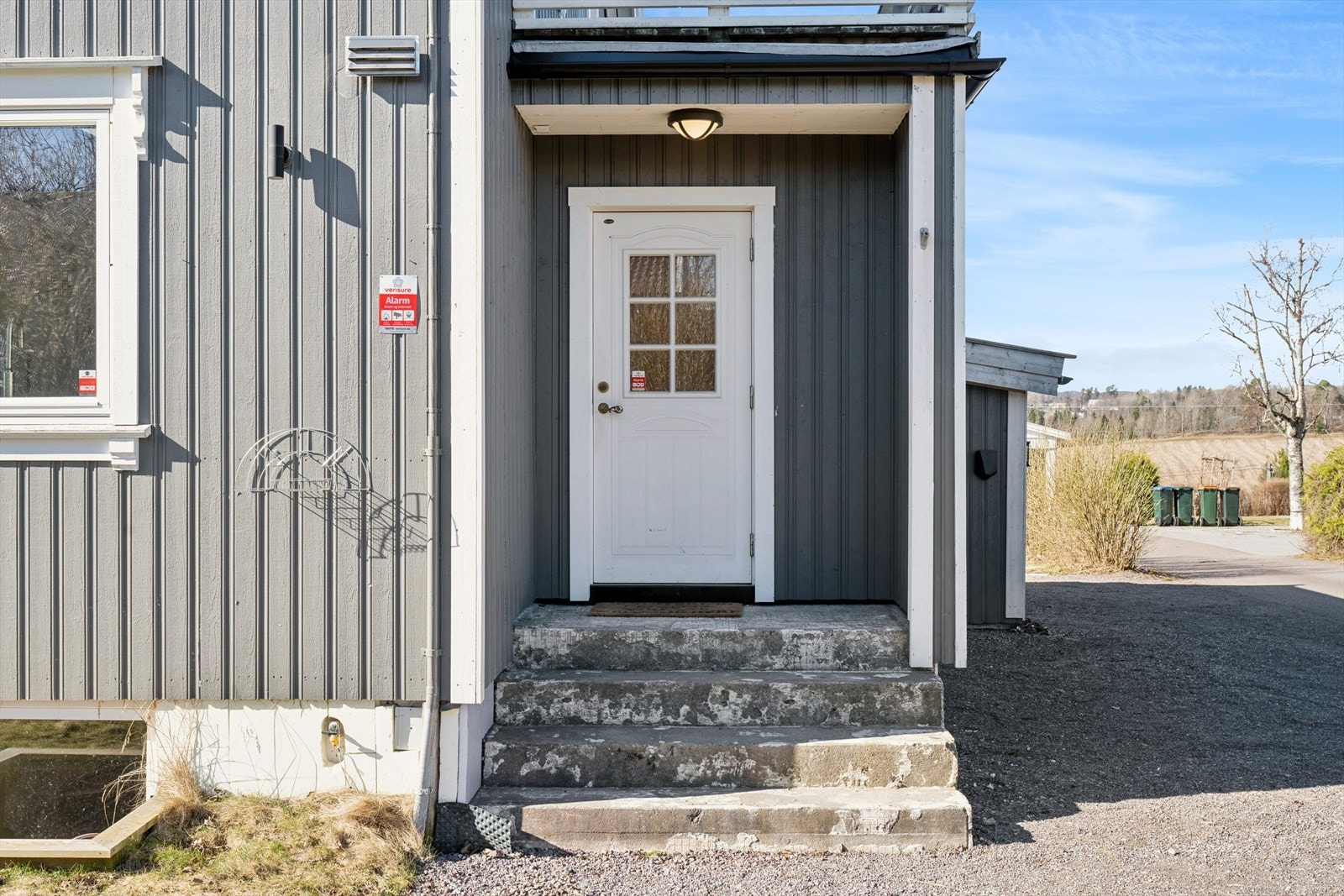 Overbygget og praktisk inngangsparti. Drenering og utvendig isolering av deler av grunnmuren ble utført i 2023. Galleribilde