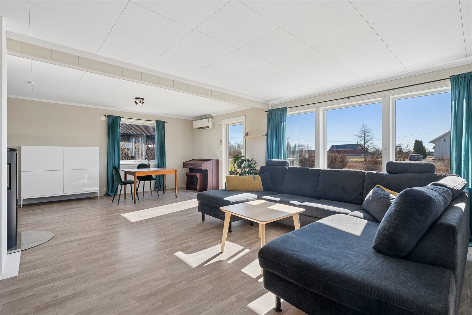 Store vindusflater, hvorav de fleste er fra 2015, slipper inn rikelig med dagslys. Galleribilde