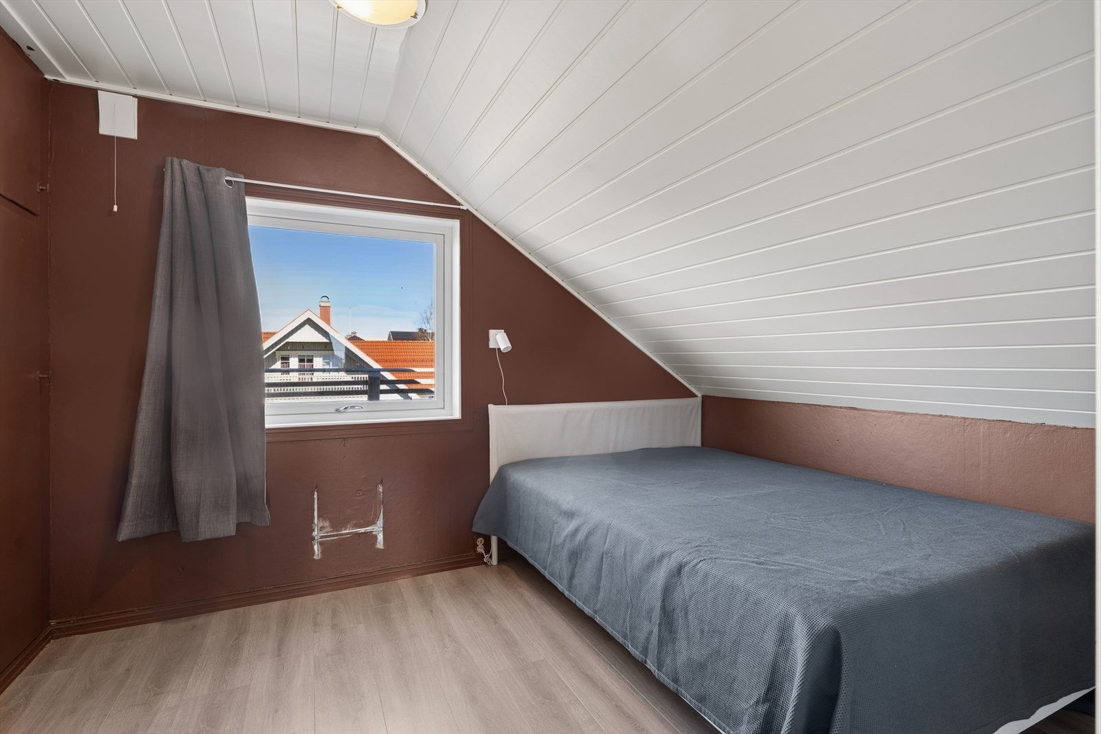 Soverommene har gulv av laminat eller malte tregulv. Galleribilde