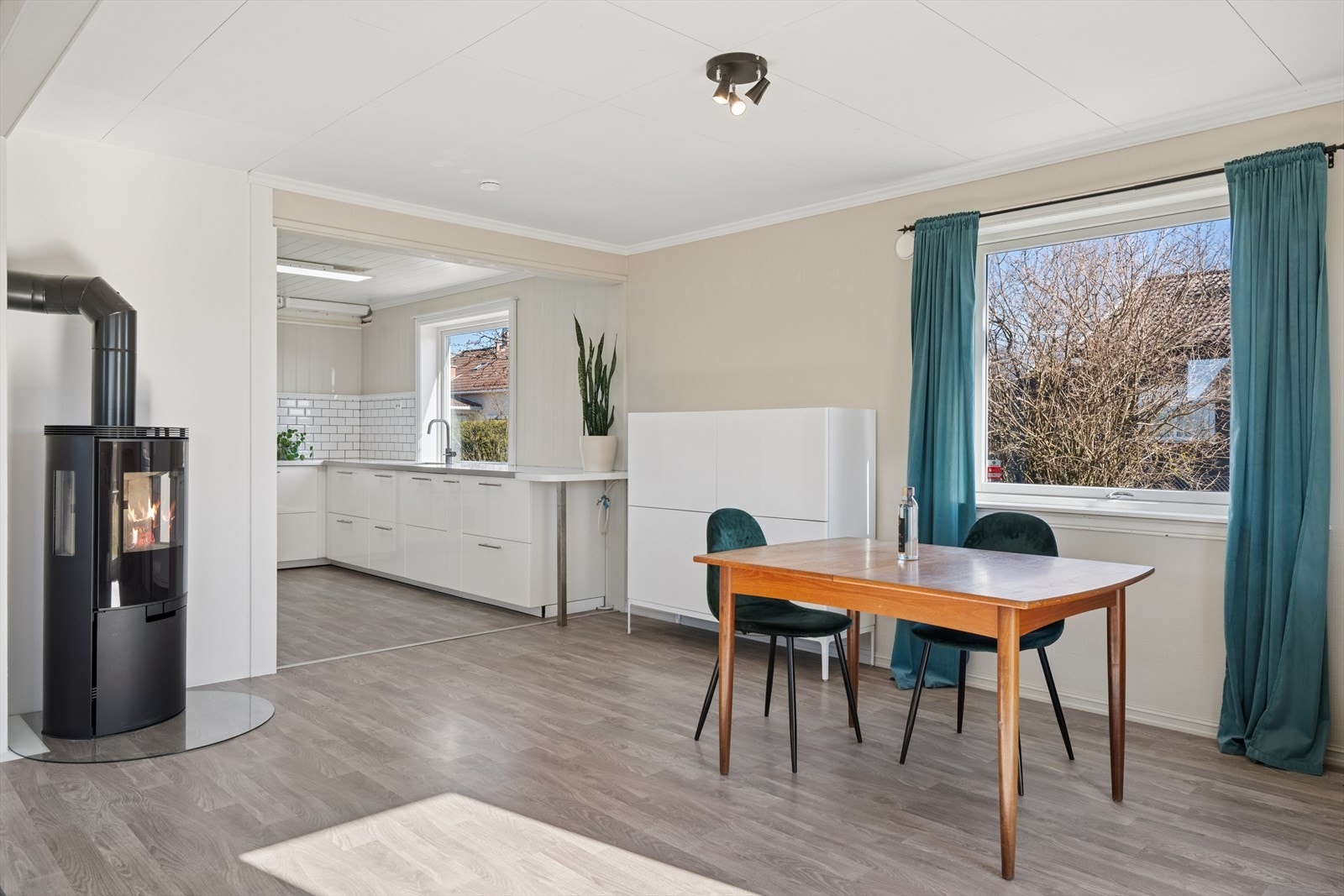 Den delvis åpne løsningen mot kjøkkenet skaper en naturlig plassering av spisebordet. Galleribilde