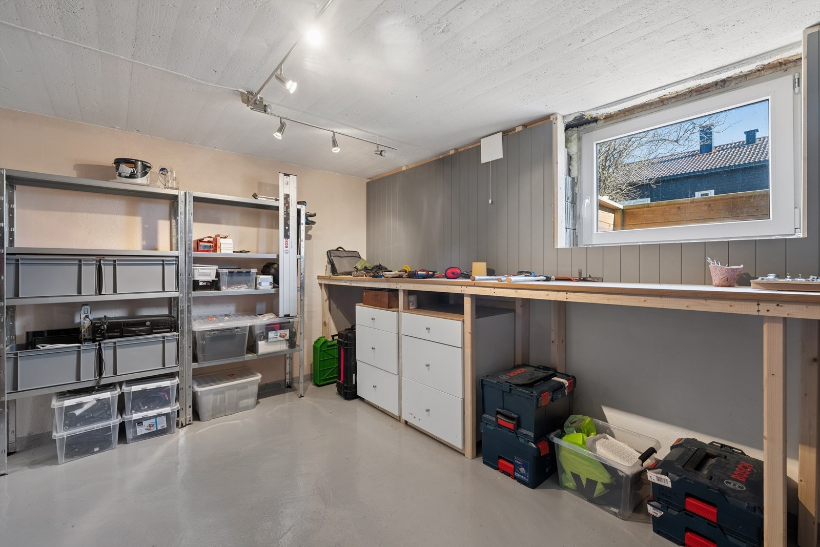 Kjelleren inneholder tre boder og vaskerom, som gir utmerkede lagringsmuligheter. Galleribilde