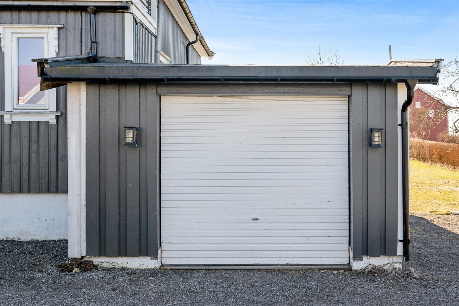 Garasje med plass til bil eller ekstra lagring. Galleribilde
