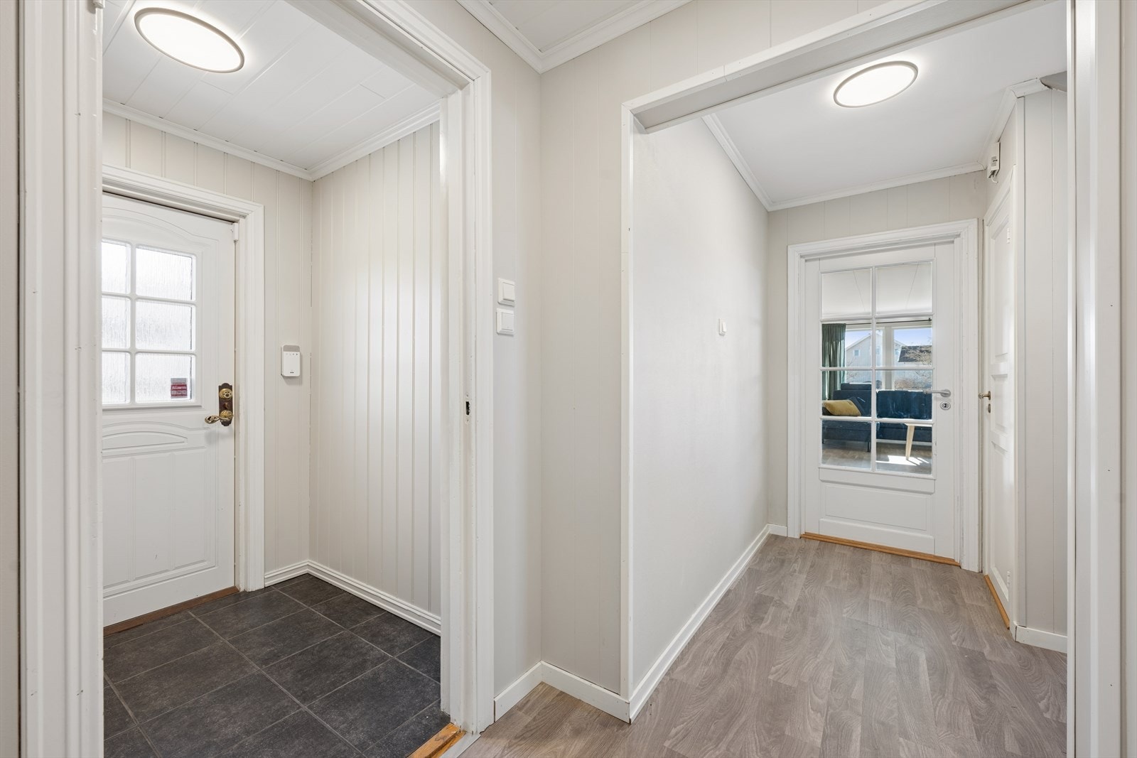 Fra gangen er det adkomst til badet og videre inn til stuen og kjøkkenet. Galleribilde