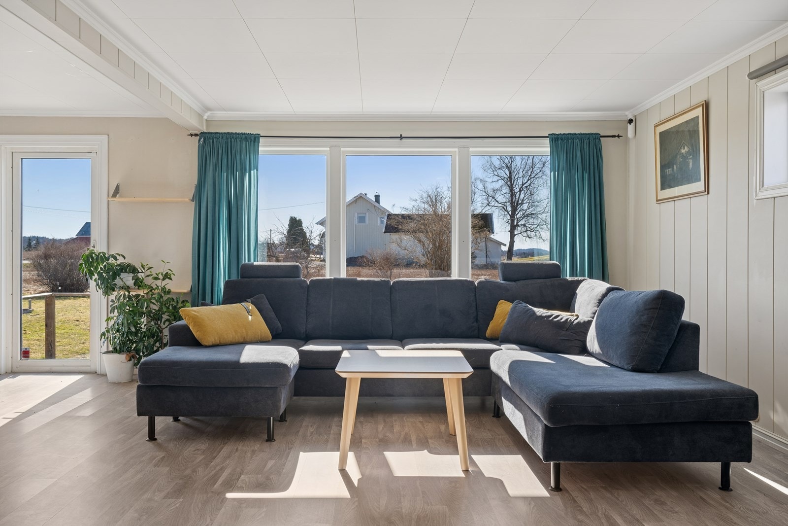 Her er det god plass til en stor sofagruppe med utsikt mot hagen. Galleribilde