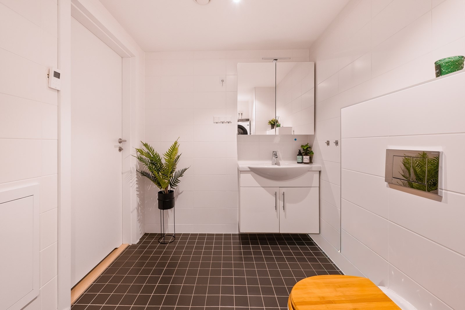 Delikat, flislagt baderom med gulvvarme. Galleribilde