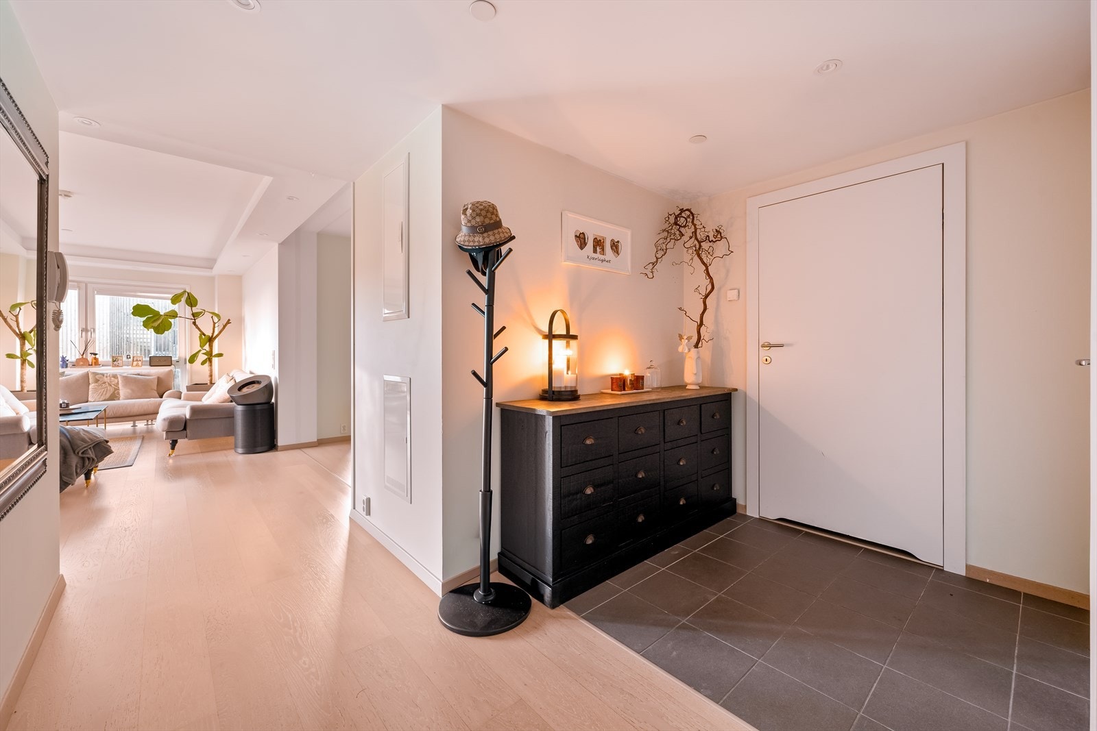 Velkommen inn! Innbydende og romslig entre med bod i tilknytning. Galleribilde