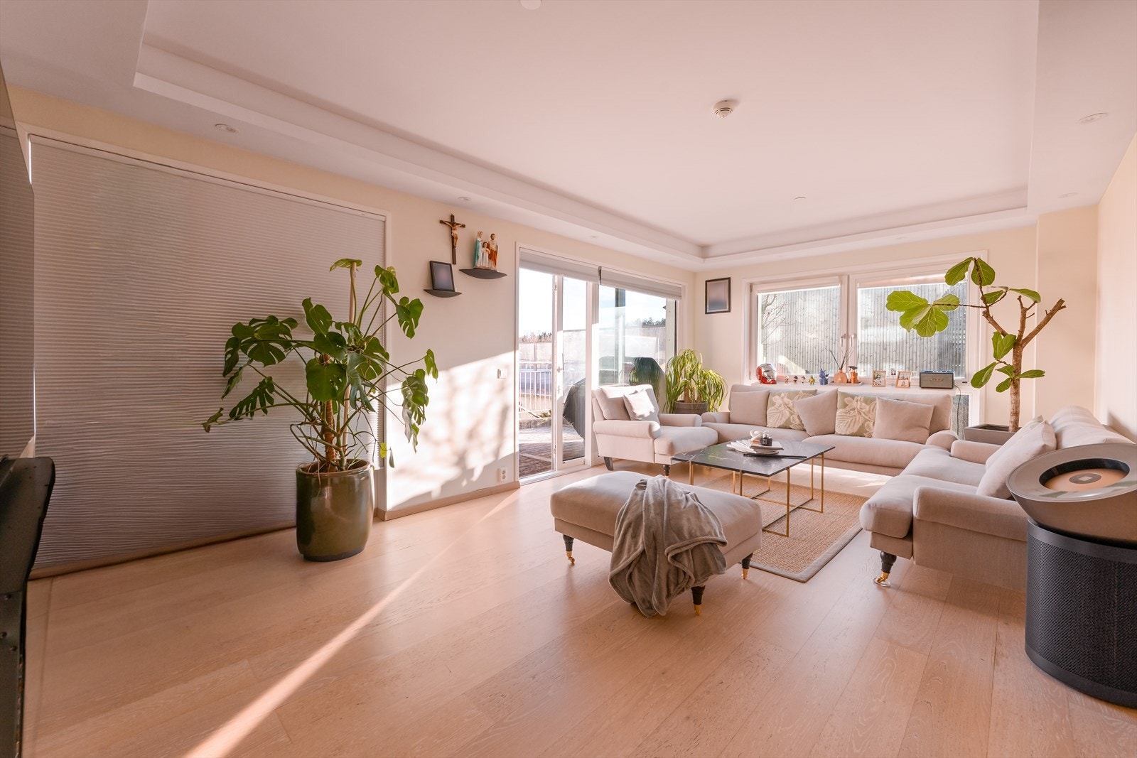 Store vinduer fra flere sider slipper inn godt med naturlig lys. Galleribilde