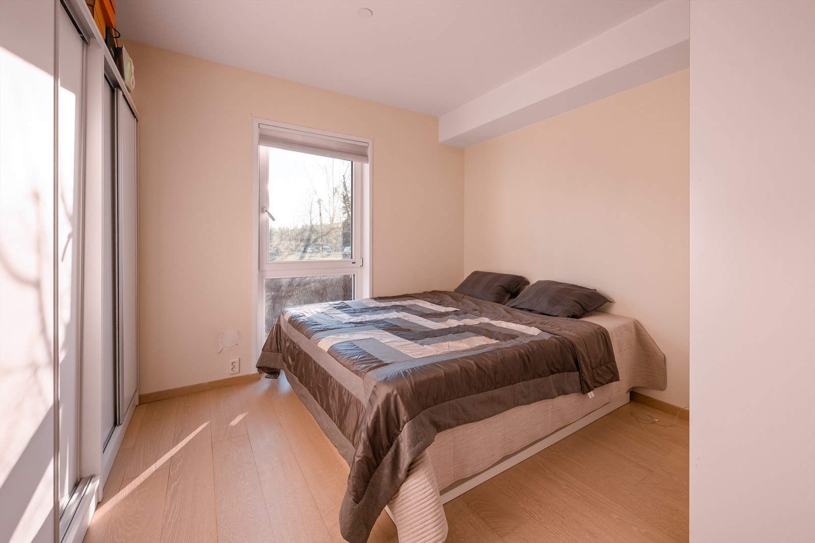 Hovedsoverommet har fin plass til dobbeltseng, nattbord og oppbevaringsmøblement. Galleribilde