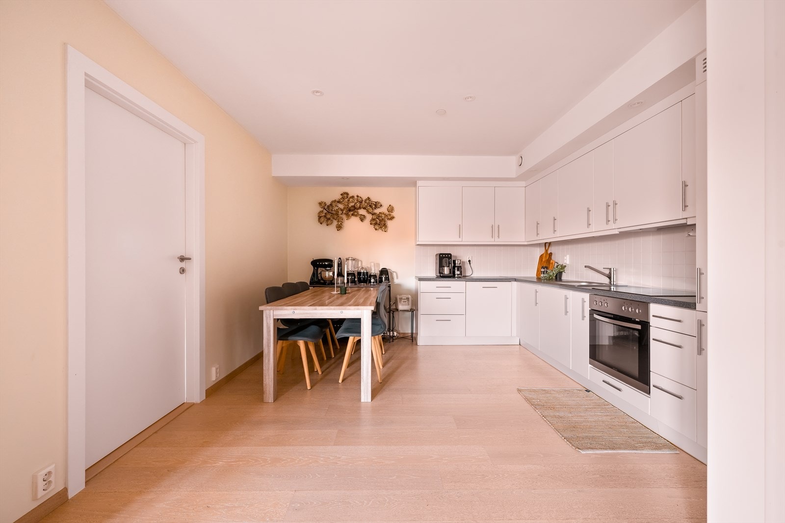 Det er god plass til en spisegruppe. Galleribilde