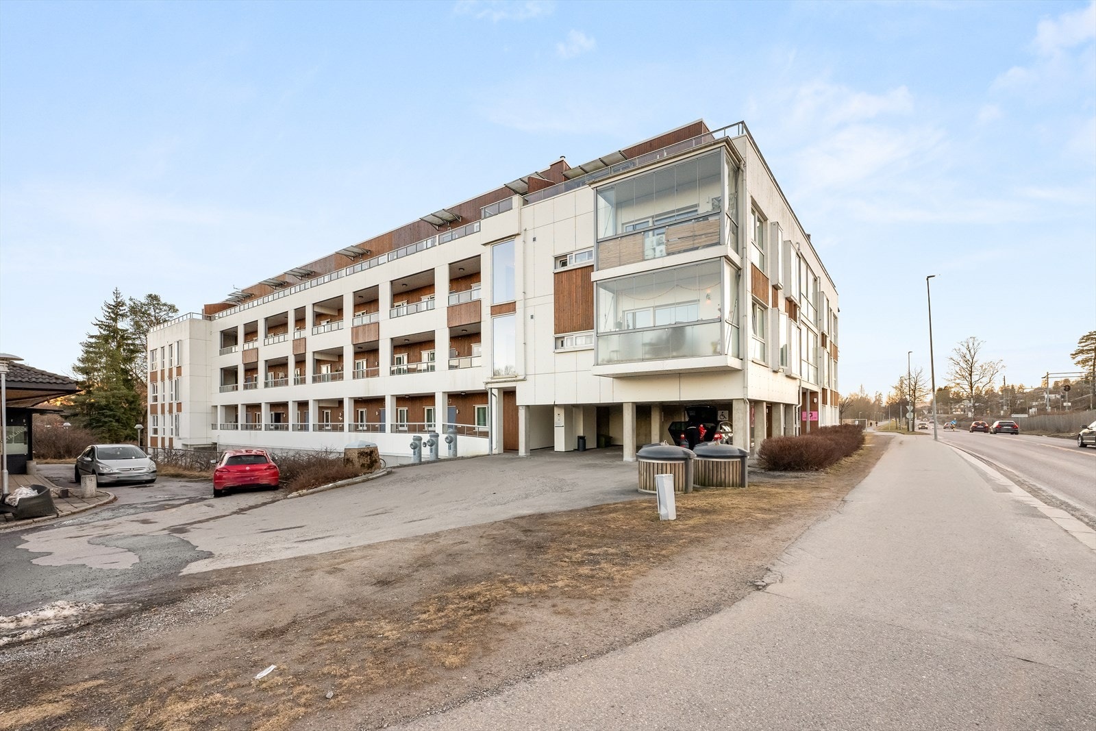 Fra boligen er det gangavstand til kjøpesenter, bussholdeplass og togstasjon, samt kort vei til treningssentre, spisesteder og populære turområder. Galleribilde