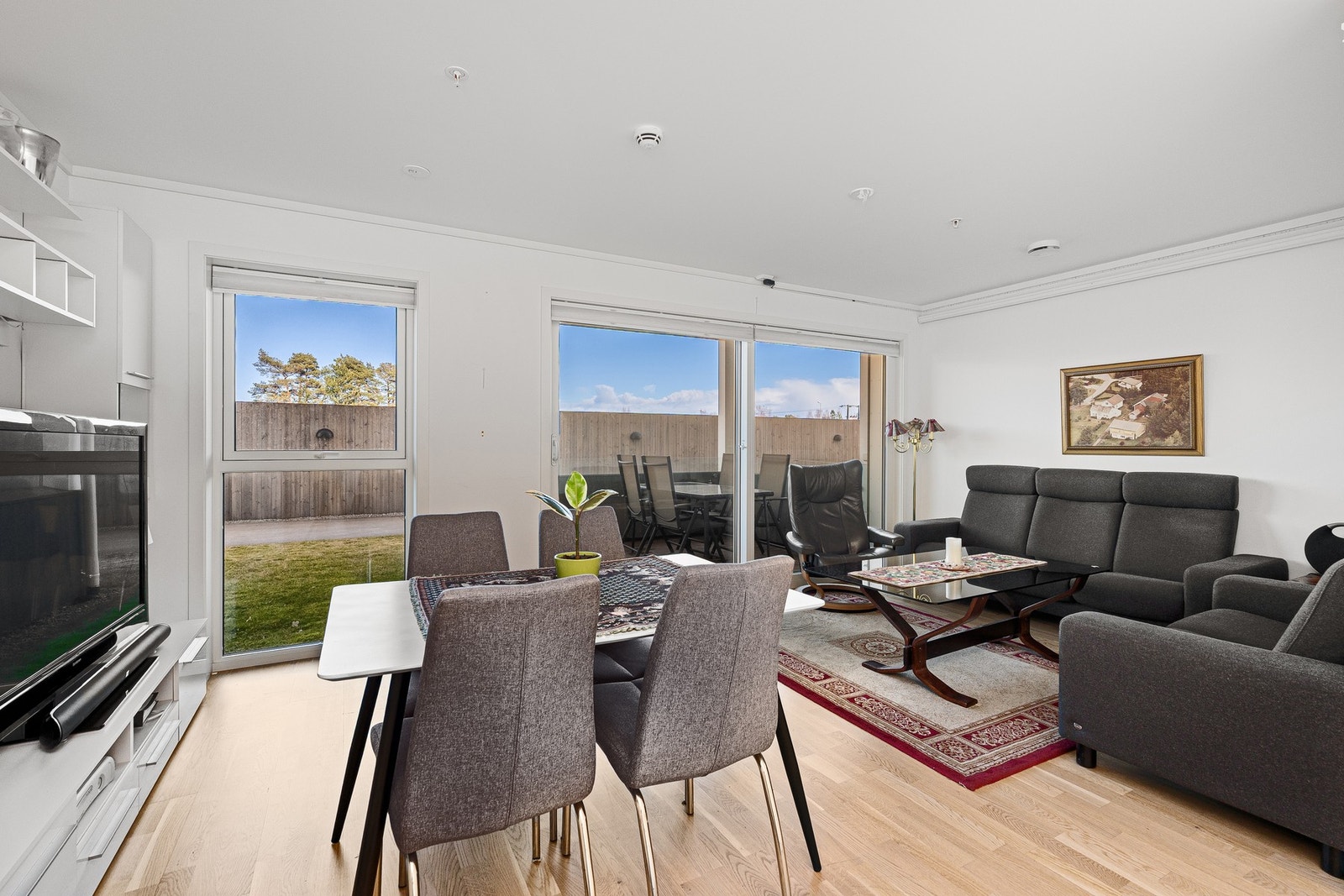 Stue med plass til både salong og spisestue Galleribilde