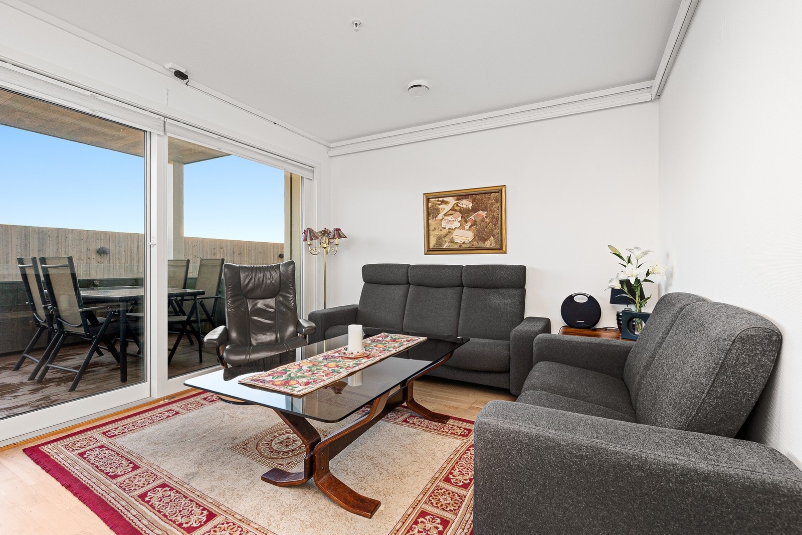 Stue med utgang til terrasse på terreng Galleribilde