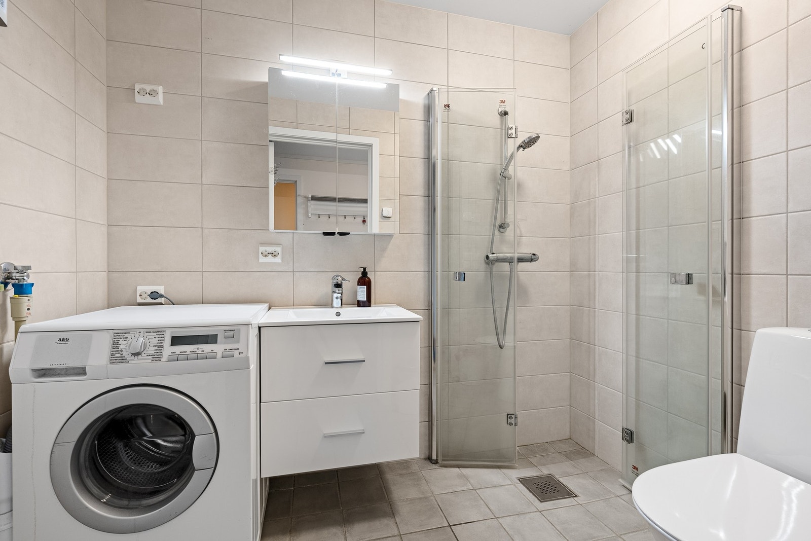 Dusjbad med opplegg vaskemaskin Galleribilde