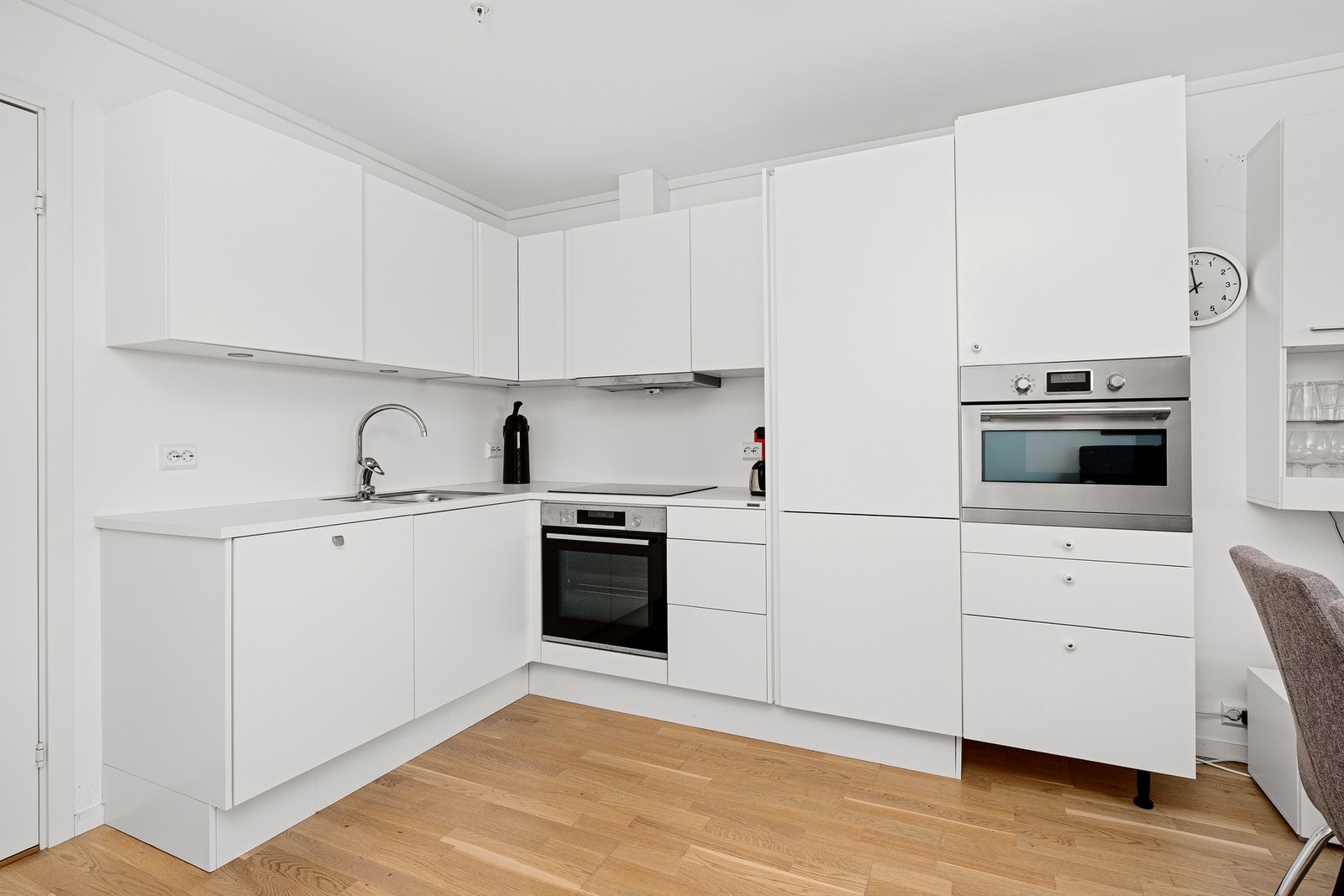 Kjøkken med integrerte hvitevarer - bortsett fra microovn Galleribilde