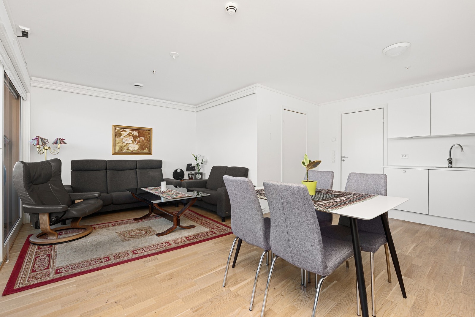 Stue med åpen kjøkkenløsning Galleribilde