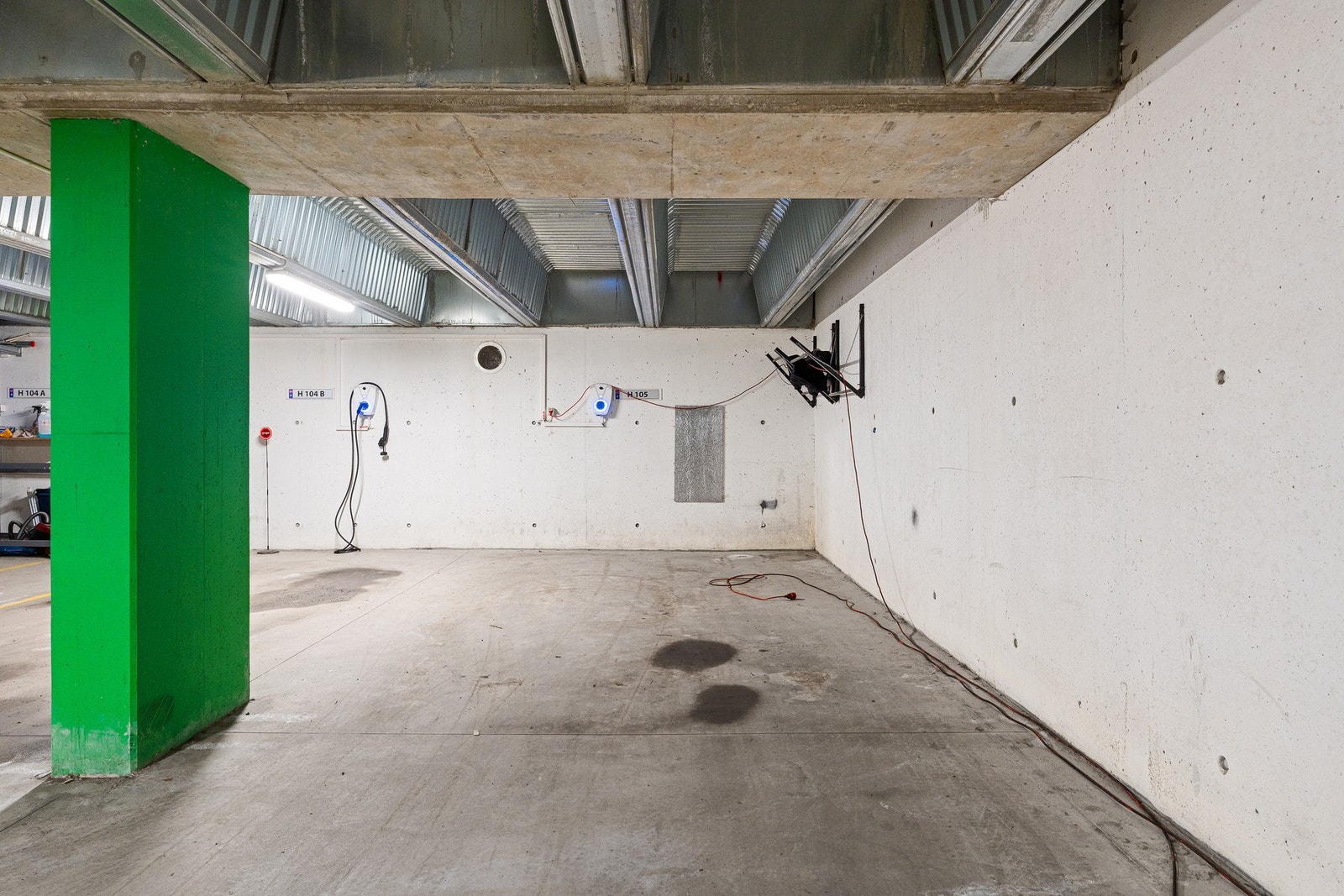 Garasjeplass i kjelleren Galleribilde