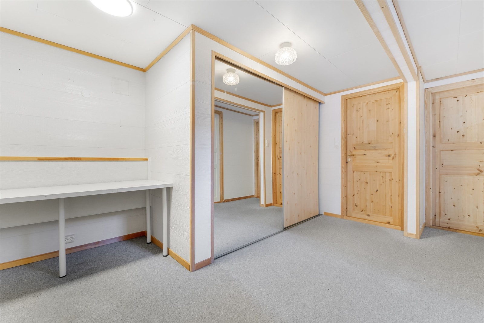 Gang og lagringsplass i underetasje. Galleribilde