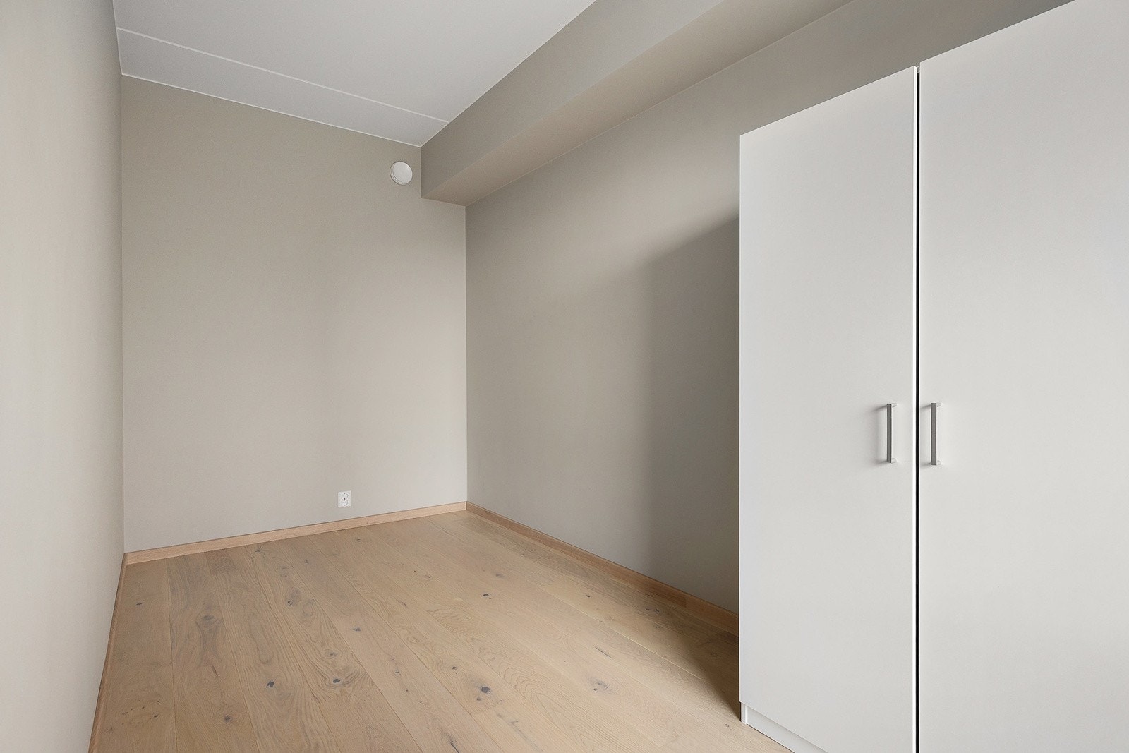 Soverom 2 har adkomst fra stuen og har plass til seng. Galleribilde