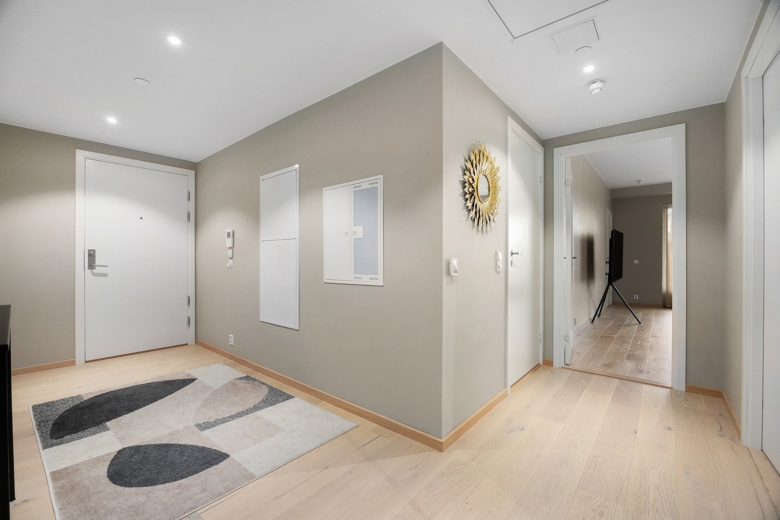 Inngangspartiet er lyst og innbydende, og det er mulighet til å etablere garderobe for oppbevaring av klær og sko. Galleribilde