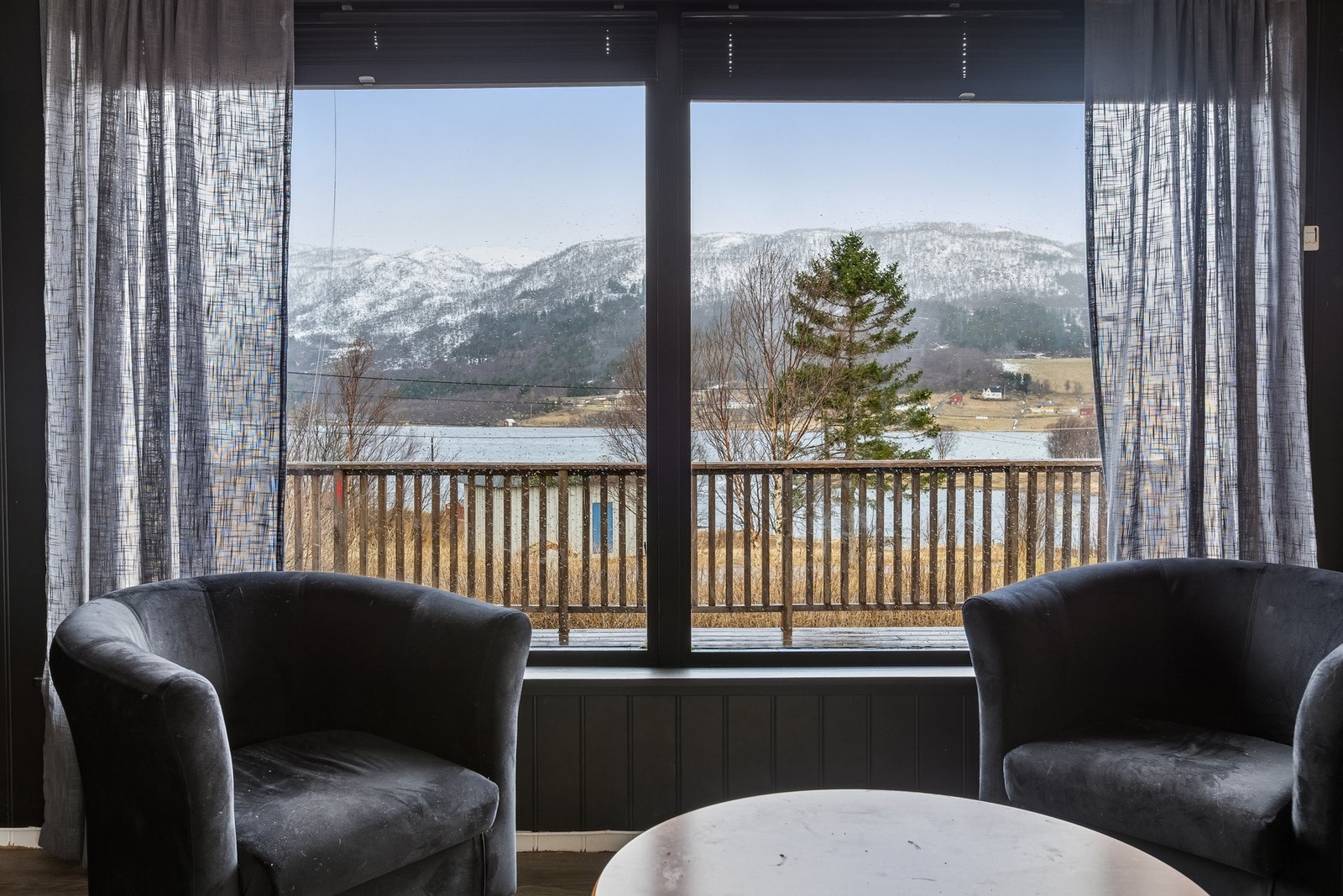 Store vindusflater med godt med naturlig lysinnslipp. Galleribilde