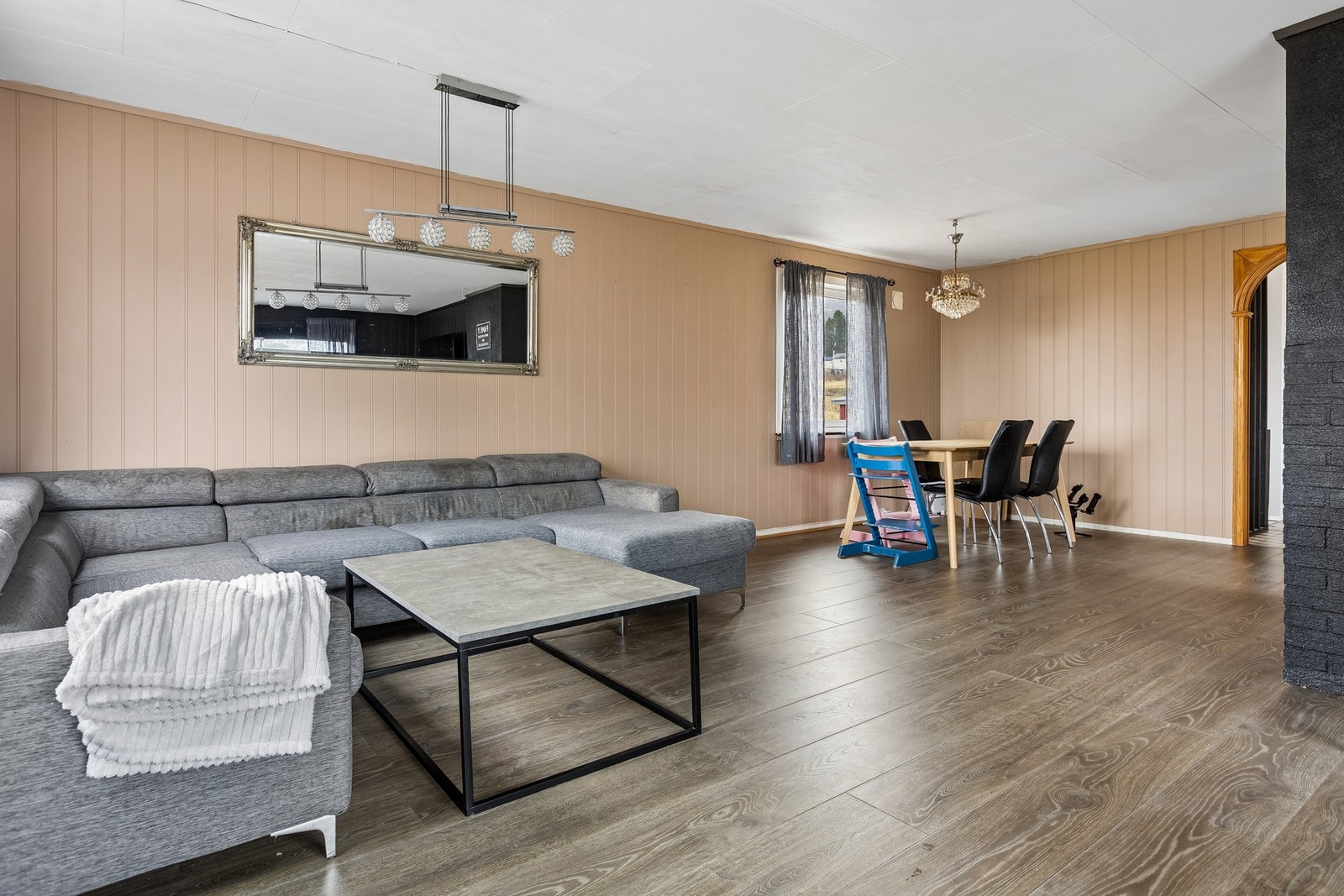 Stue med god plass til flere sittegrupper. Galleribilde