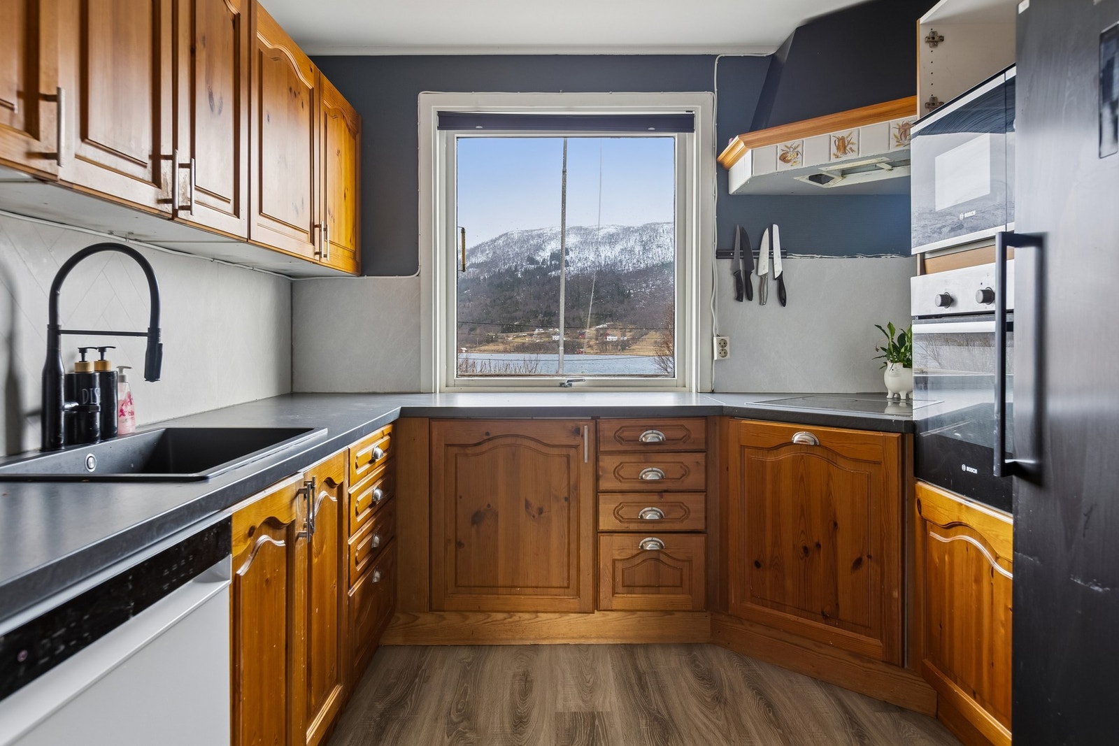 Kjøkken med flott utsikt og godt med naturlig lysinnslipp. Galleribilde