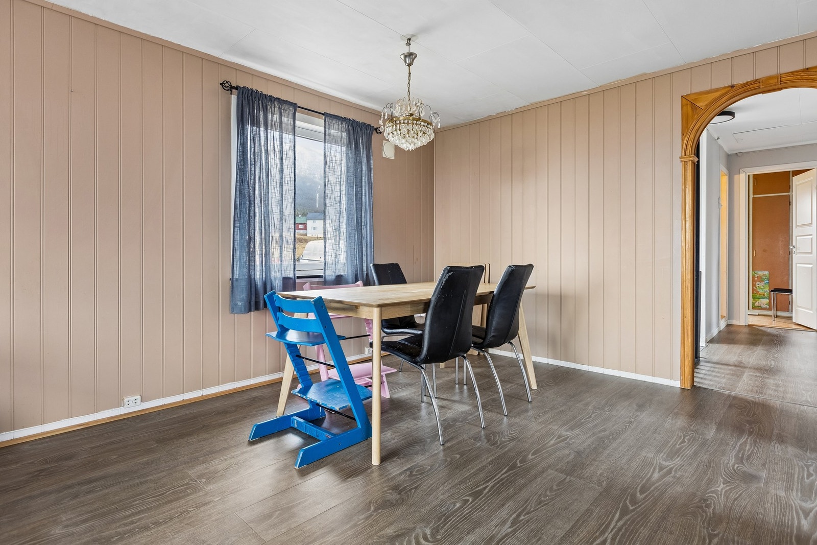 God plass for stor spisegruppe på stue. Galleribilde