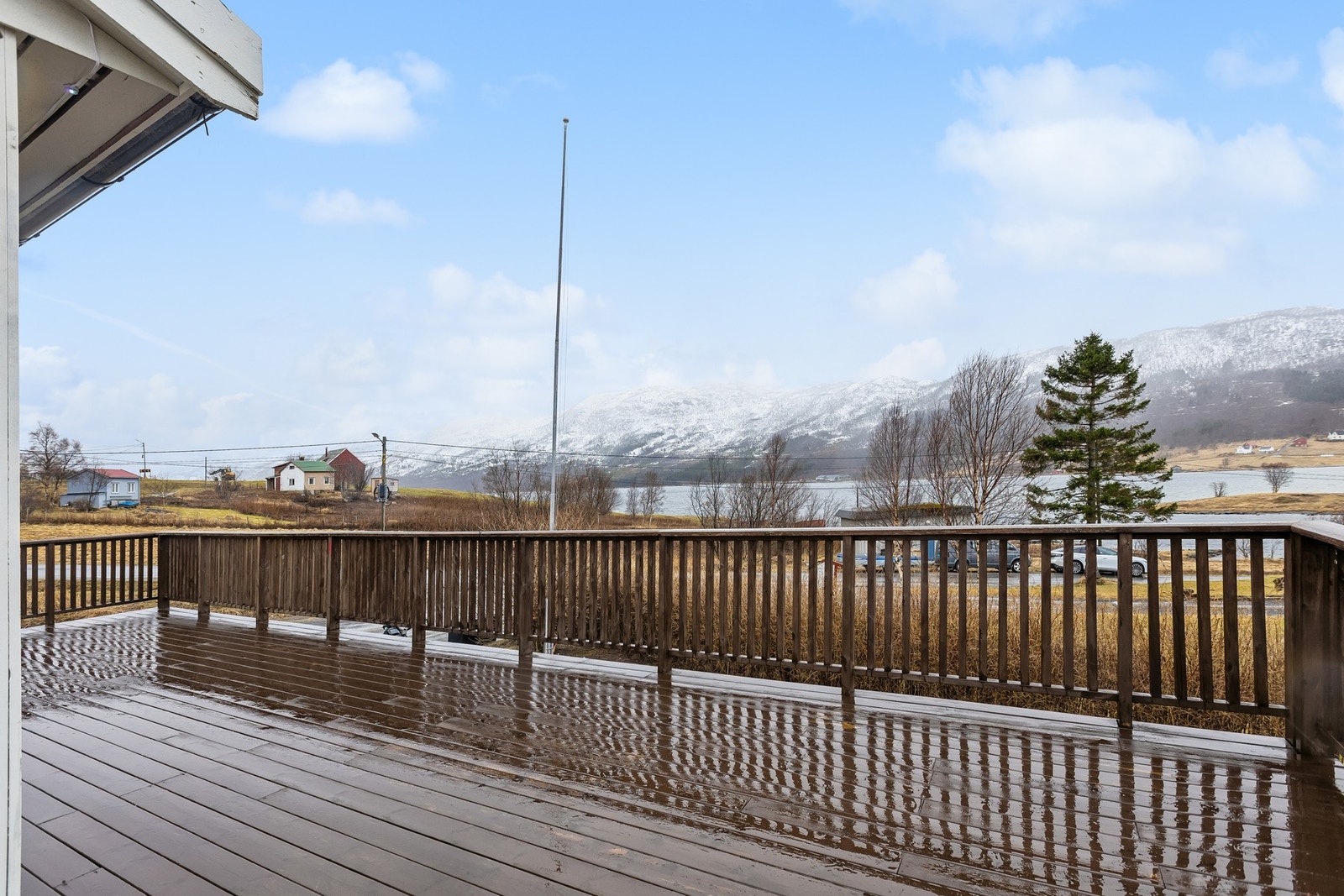 Terrasse med fjordutsikt. Galleribilde
