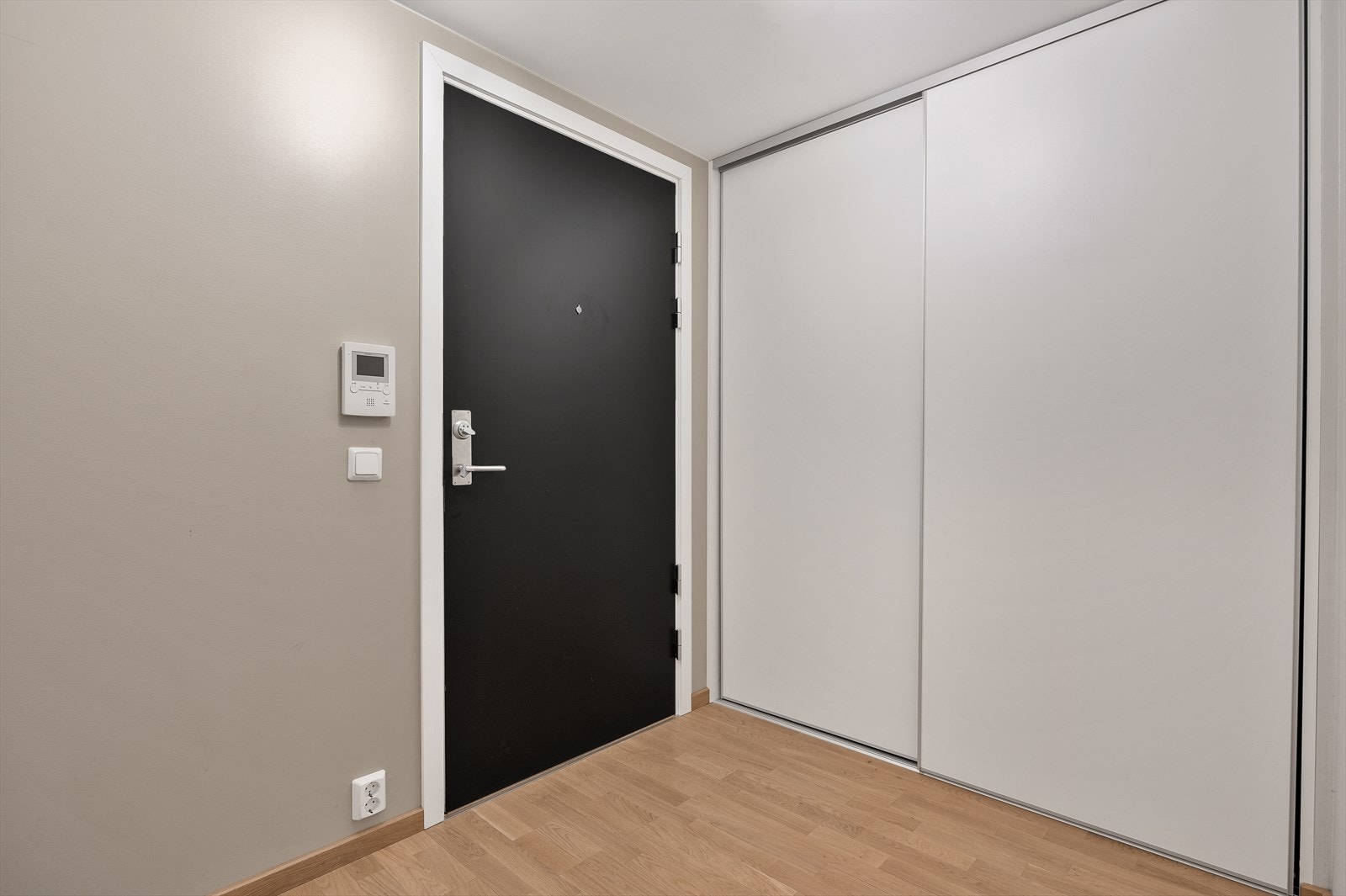 Entréen har en praktisk skyvedørsgarderobe for effektiv oppbevaring av yttertøy og sko. Galleribilde
