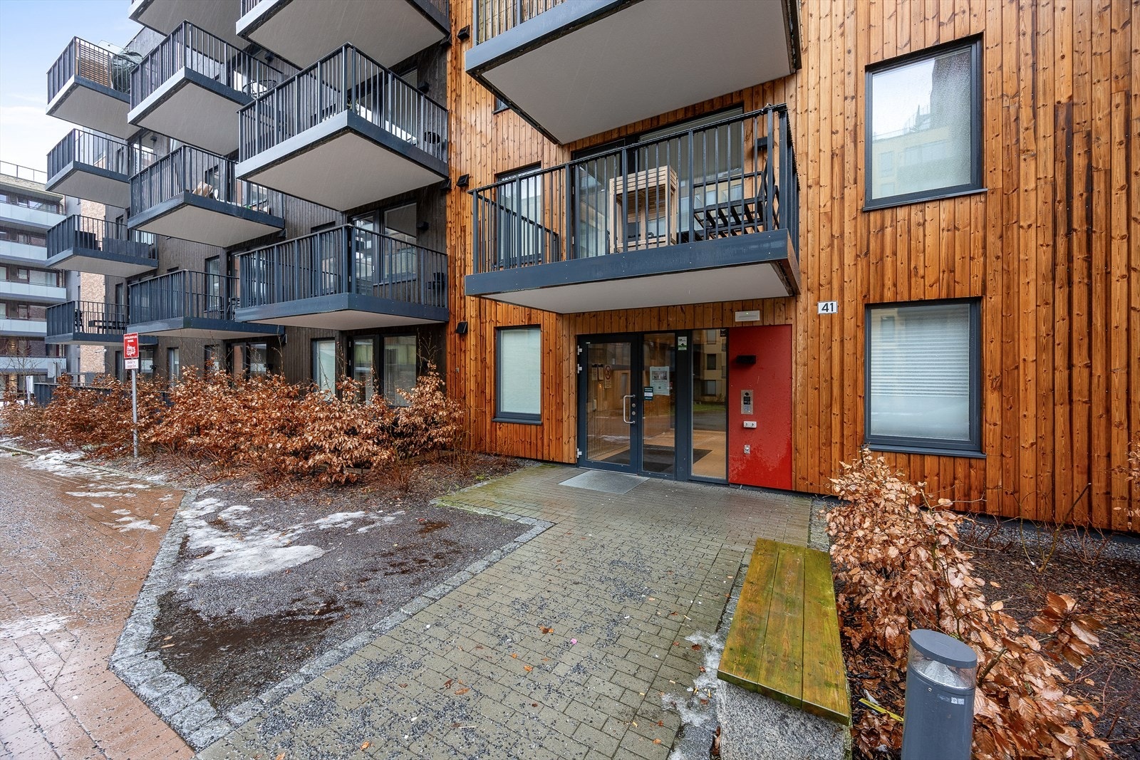 Bygget er en del av Lørenskog Hageby Borettslag 1, som tilbyr felles takterrasser til beboerne. Galleribilde